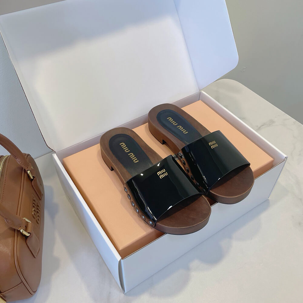M1um1u Patent leather clogs
