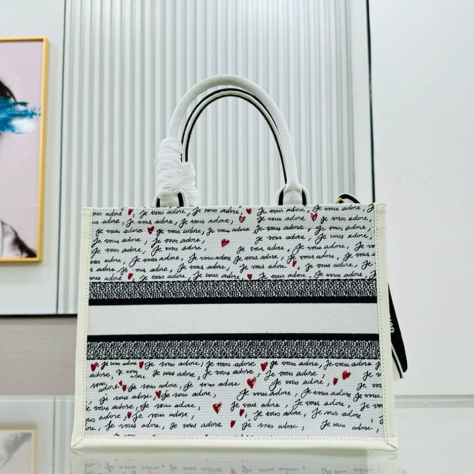 D10ramour Medium D10r Book Tote