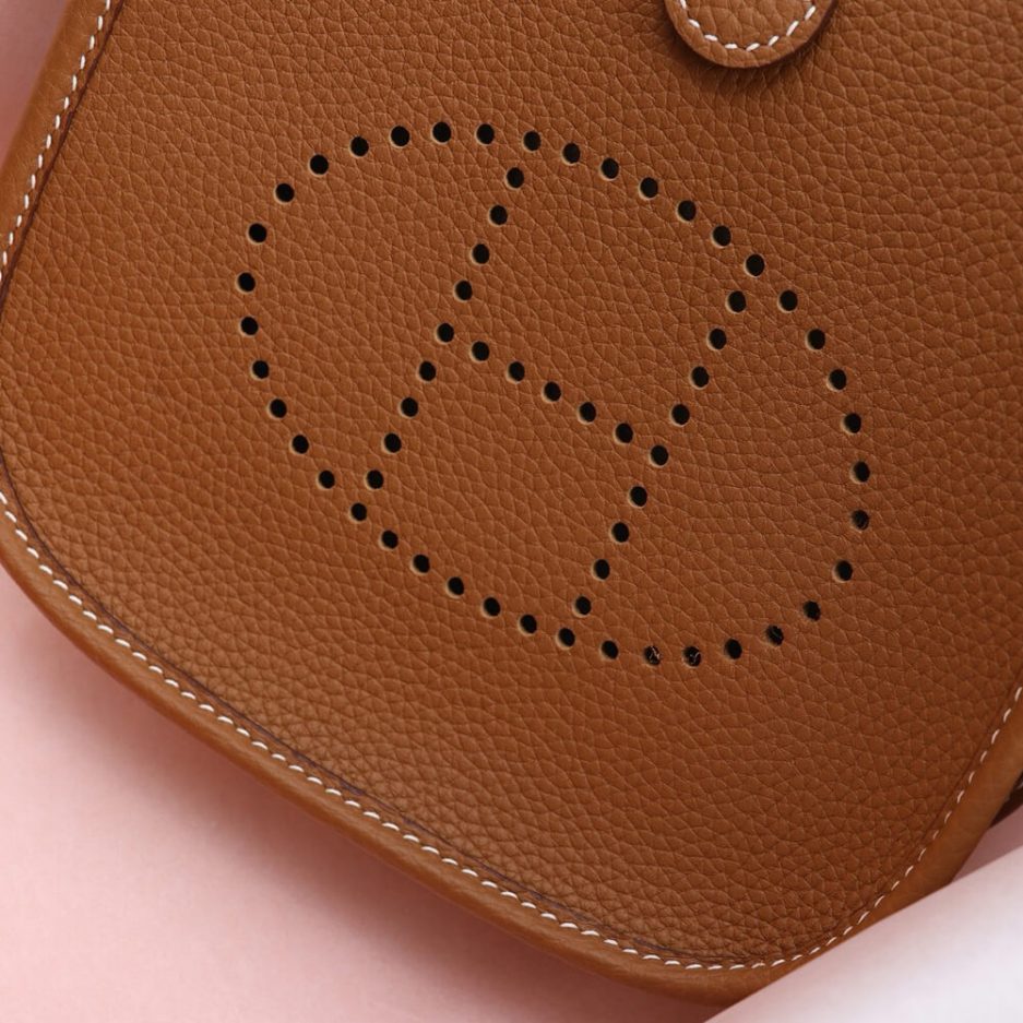 H**me5 Evelyne 16
