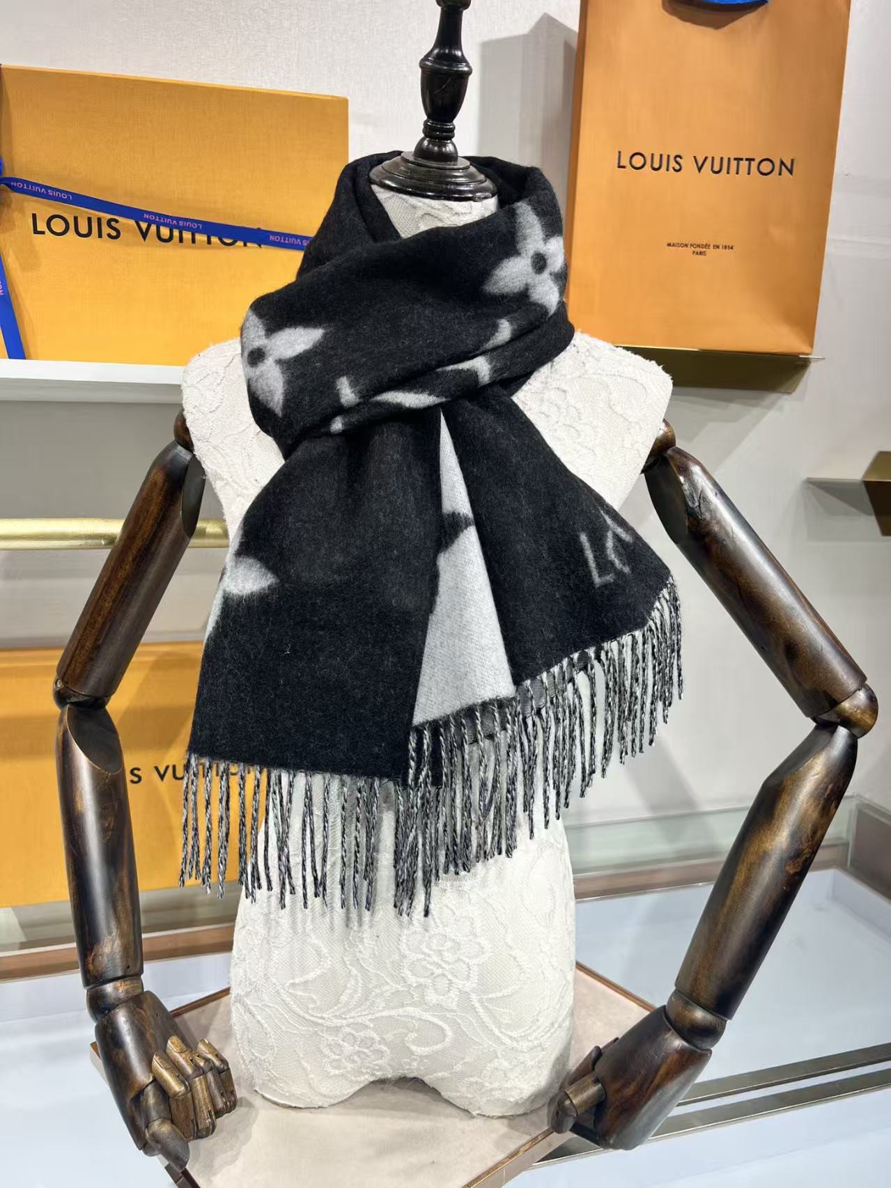l0vis Vvtt0n reykjavik scarf
