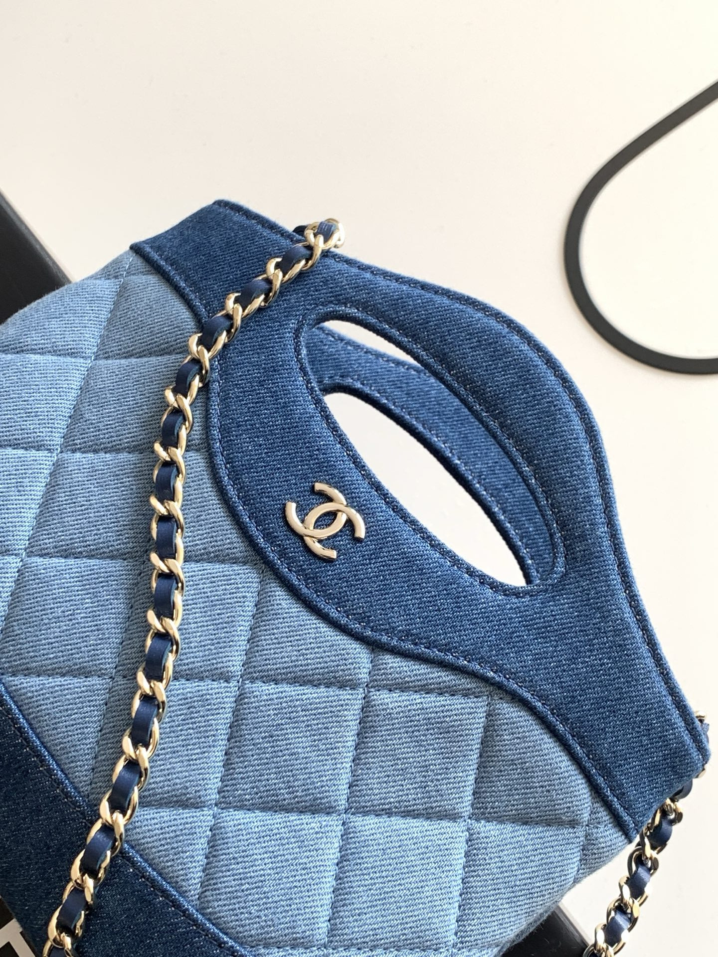 Ch**el clutch with chain ap3656 17x20.5x3.5cm