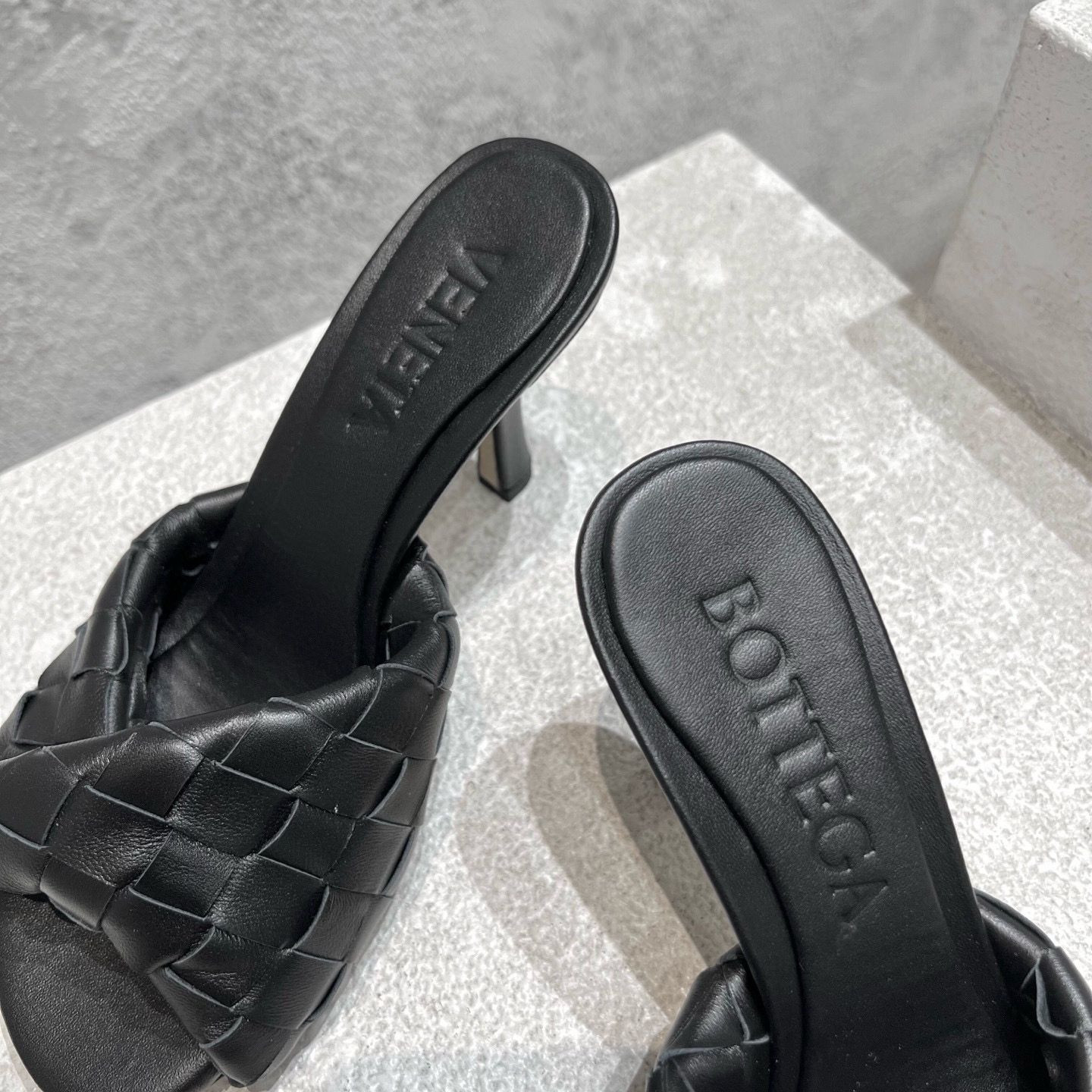 UA B0tt*ga Ven*ta Blink Slides