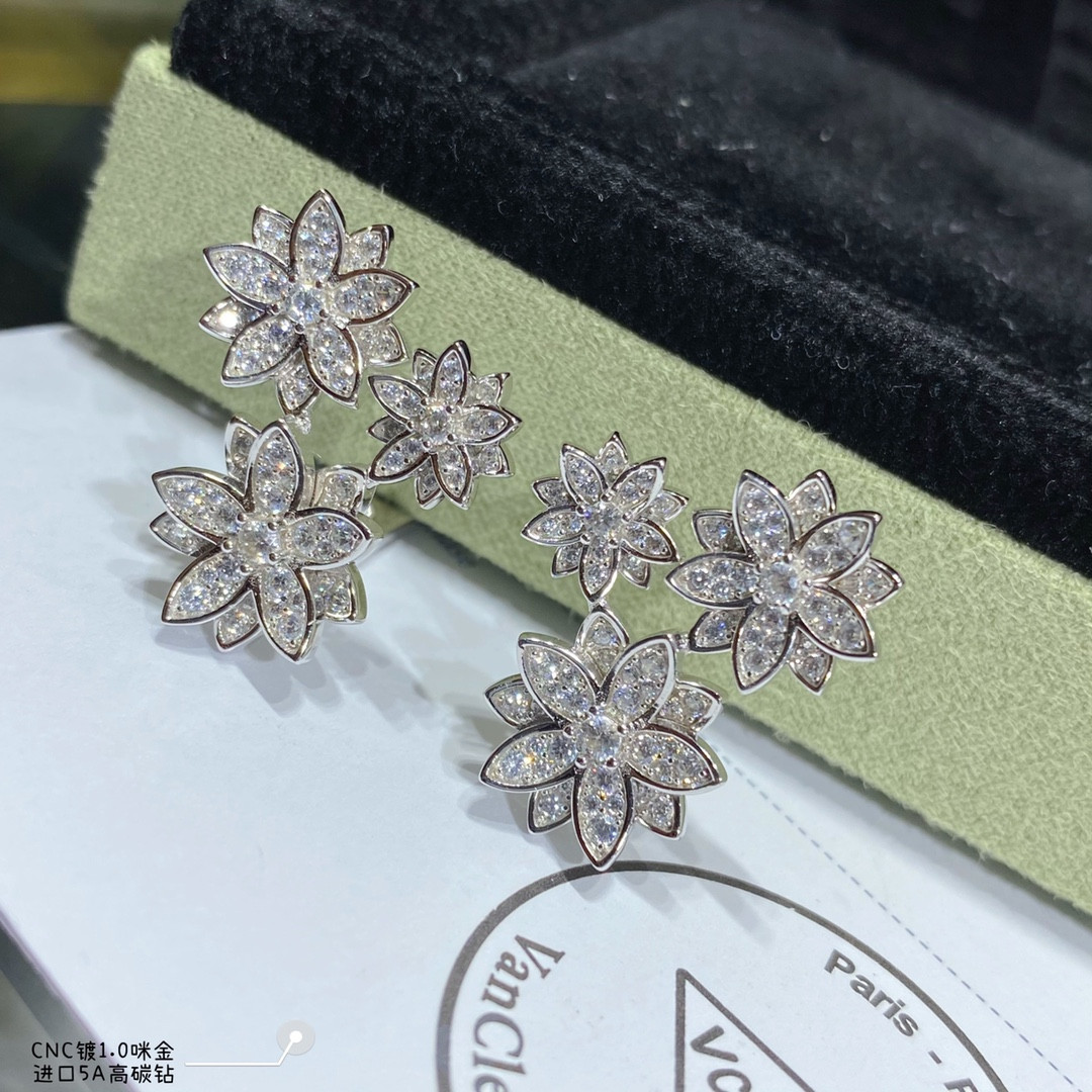 V*n Cl**f & Arpels lotus Earrings
