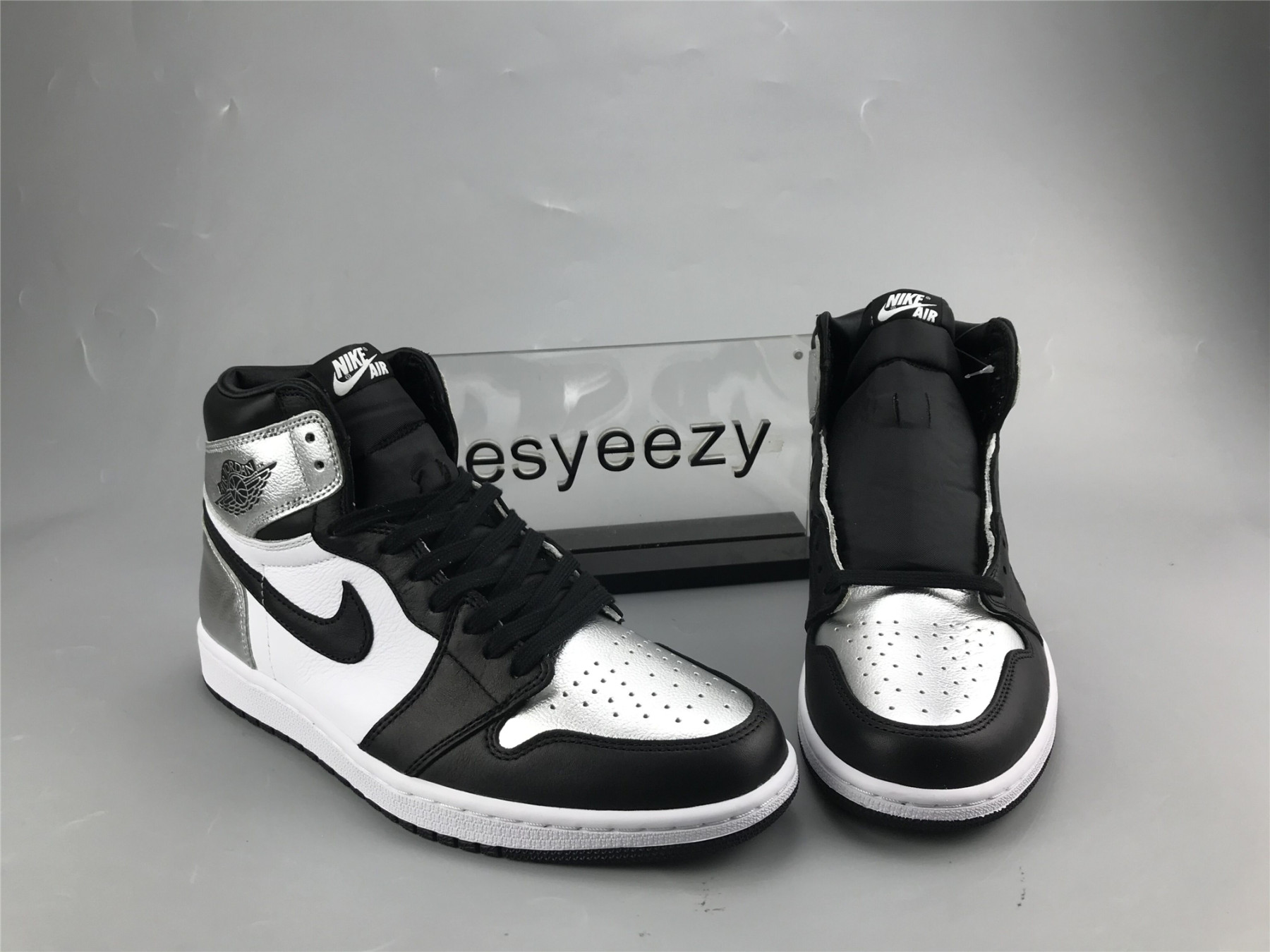 UA WMNS AIR JORDAN 1 HIGH OG