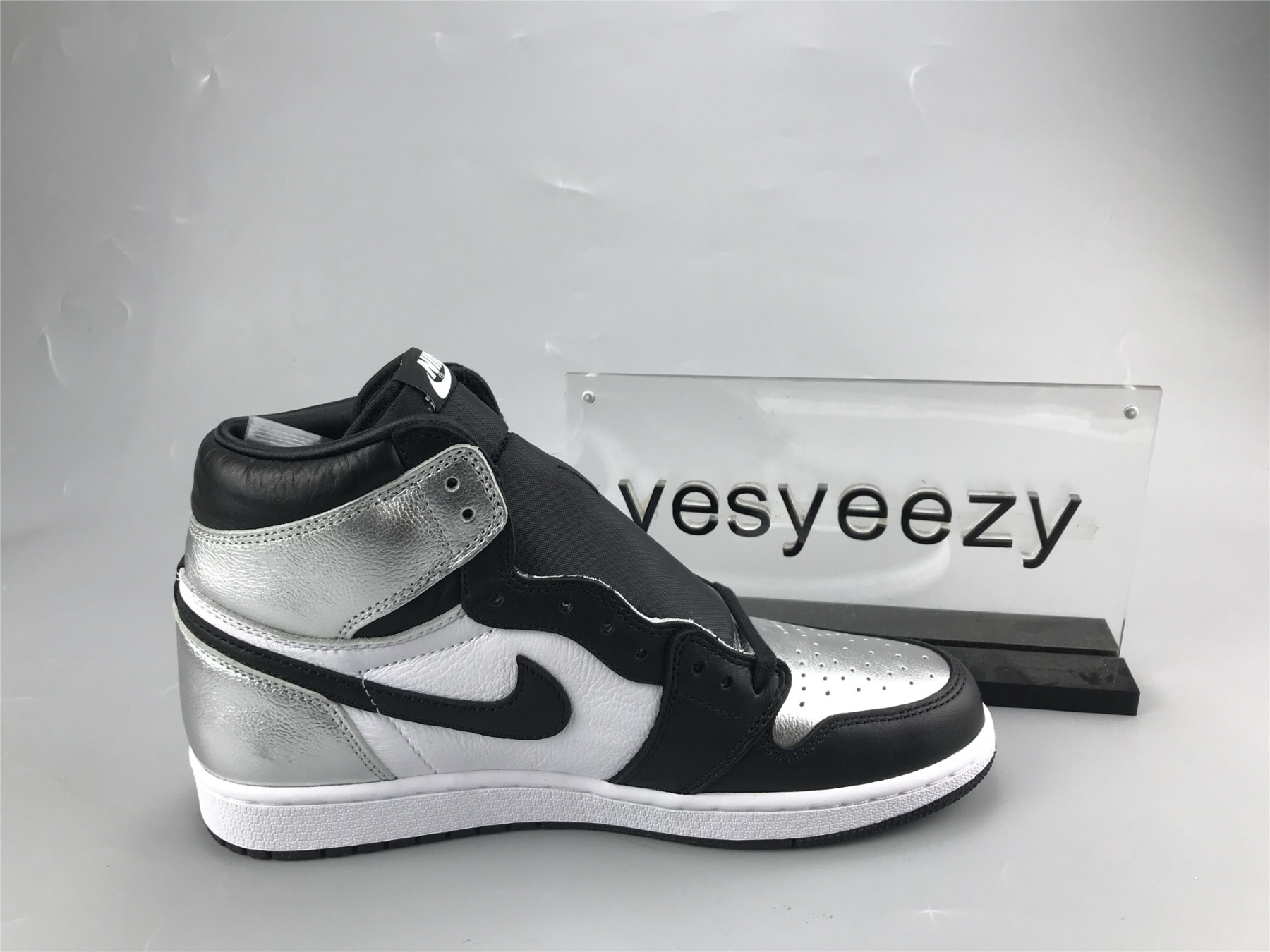 UA WMNS AIR JORDAN 1 HIGH OG