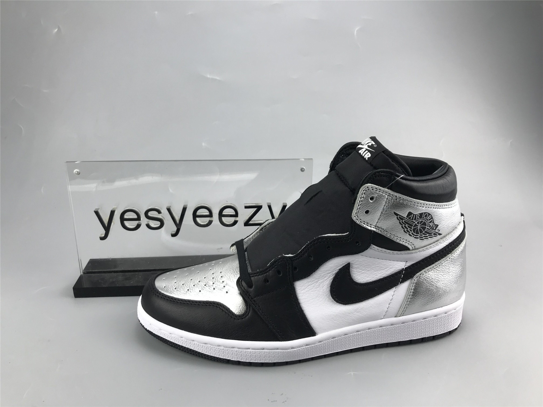UA WMNS AIR JORDAN 1 HIGH OG