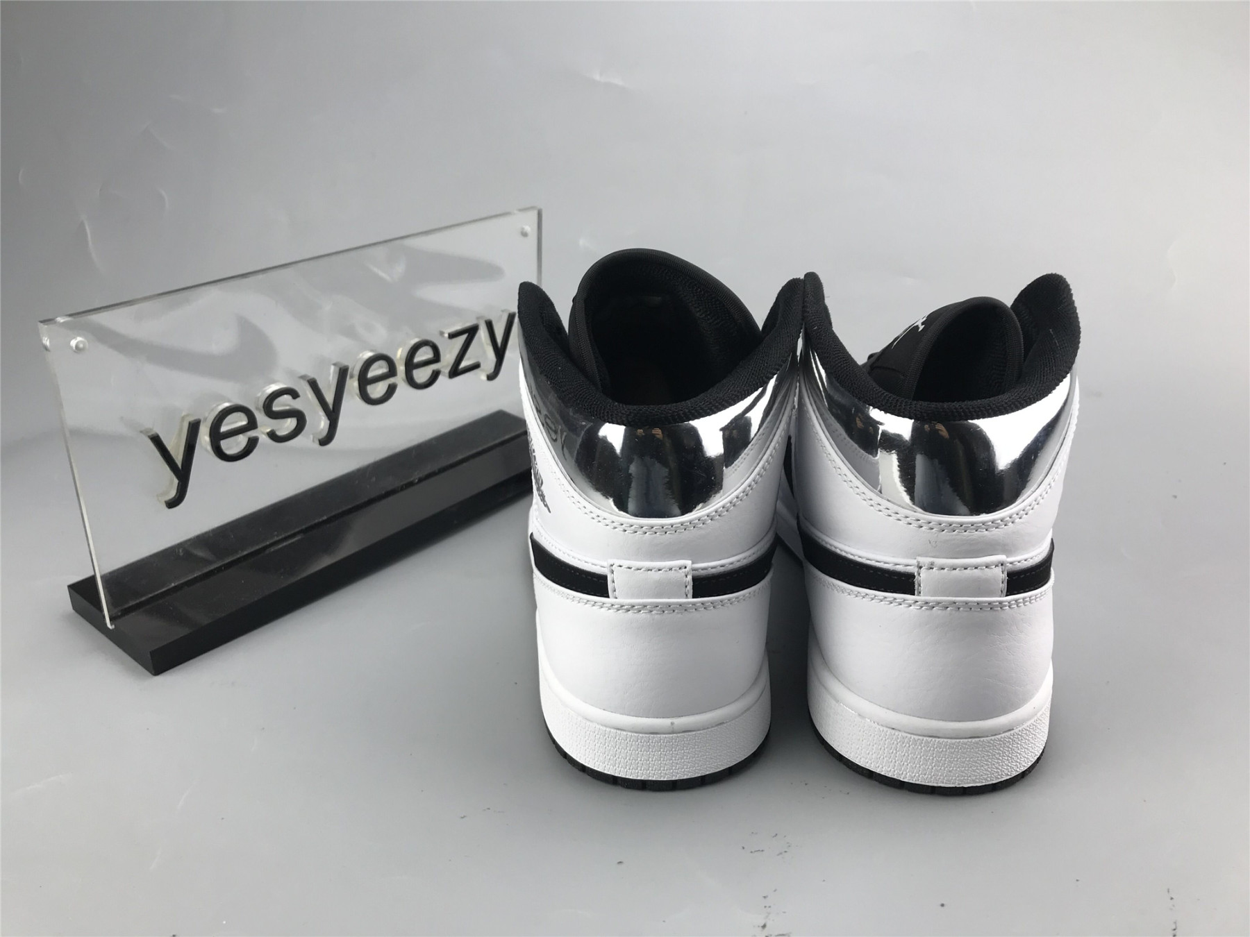 UA AIR JORDAN 1 MID
