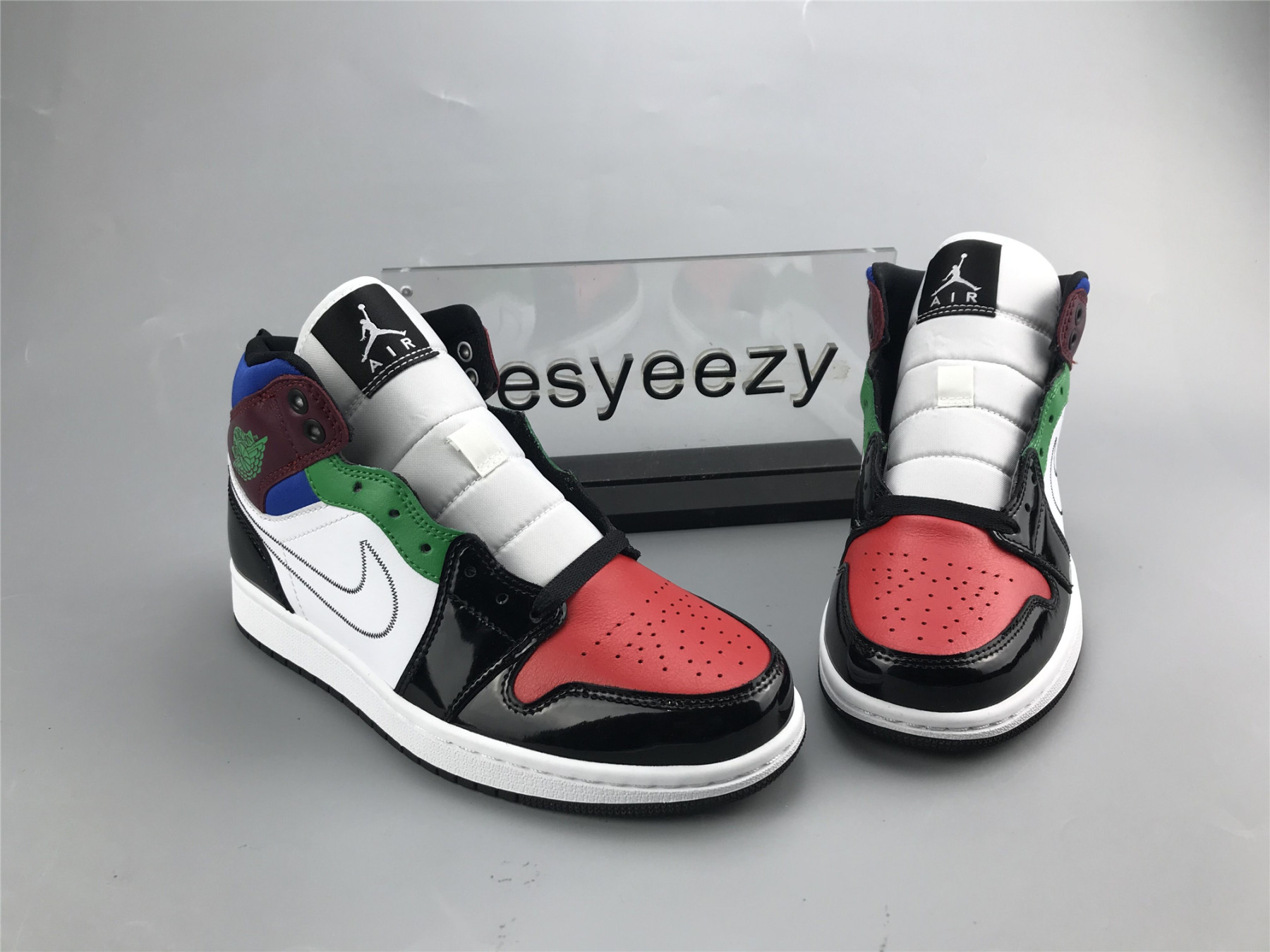 UA WMNS AIR JORDAN 1 MID SE 
