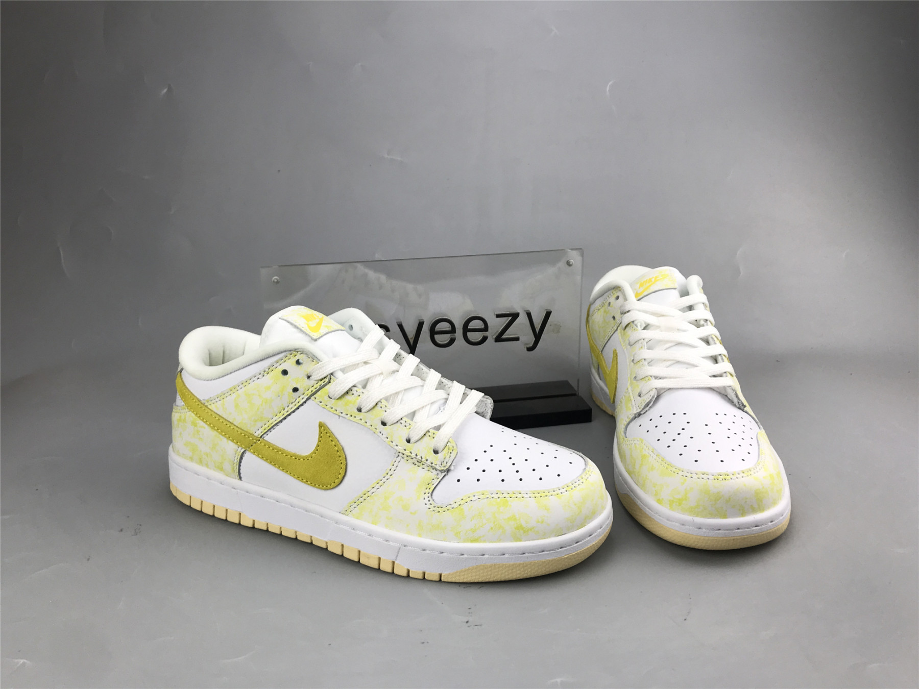 UA NIKE WMNS DUNK LOW OG