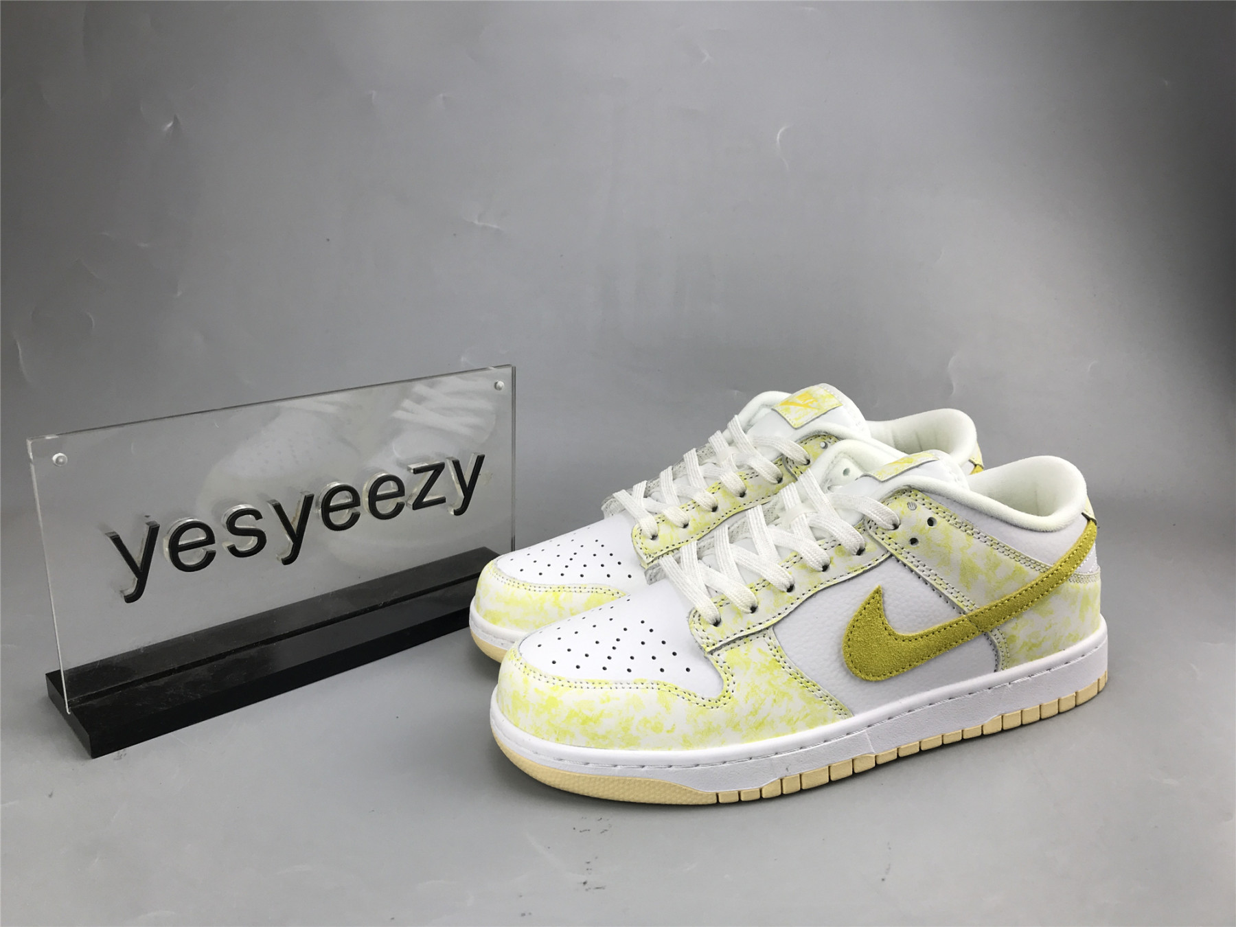 UA NIKE WMNS DUNK LOW OG
