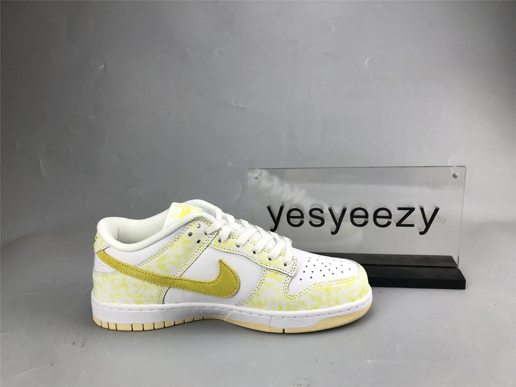 UA NIKE WMNS DUNK LOW OG
