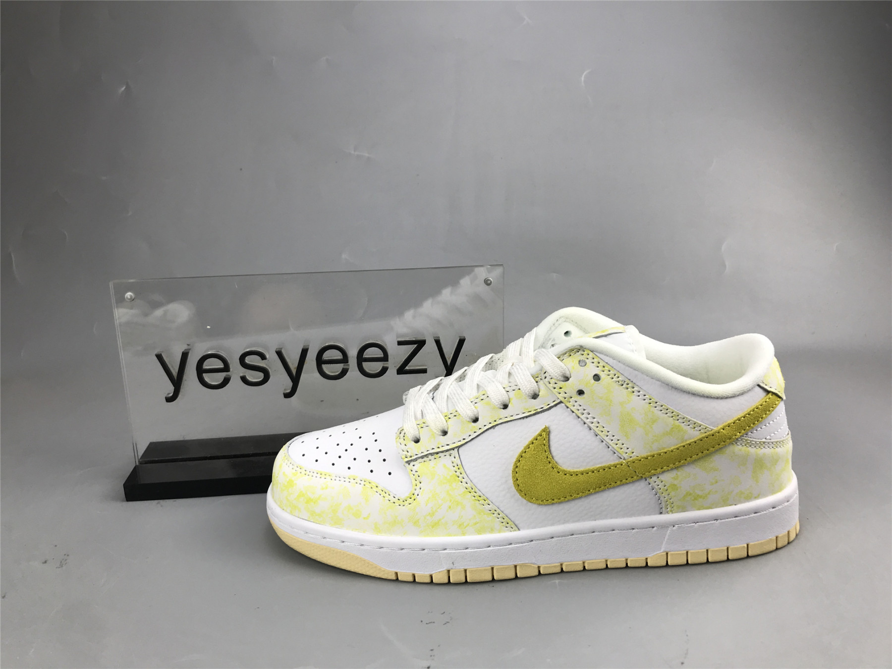 UA NIKE WMNS DUNK LOW OG