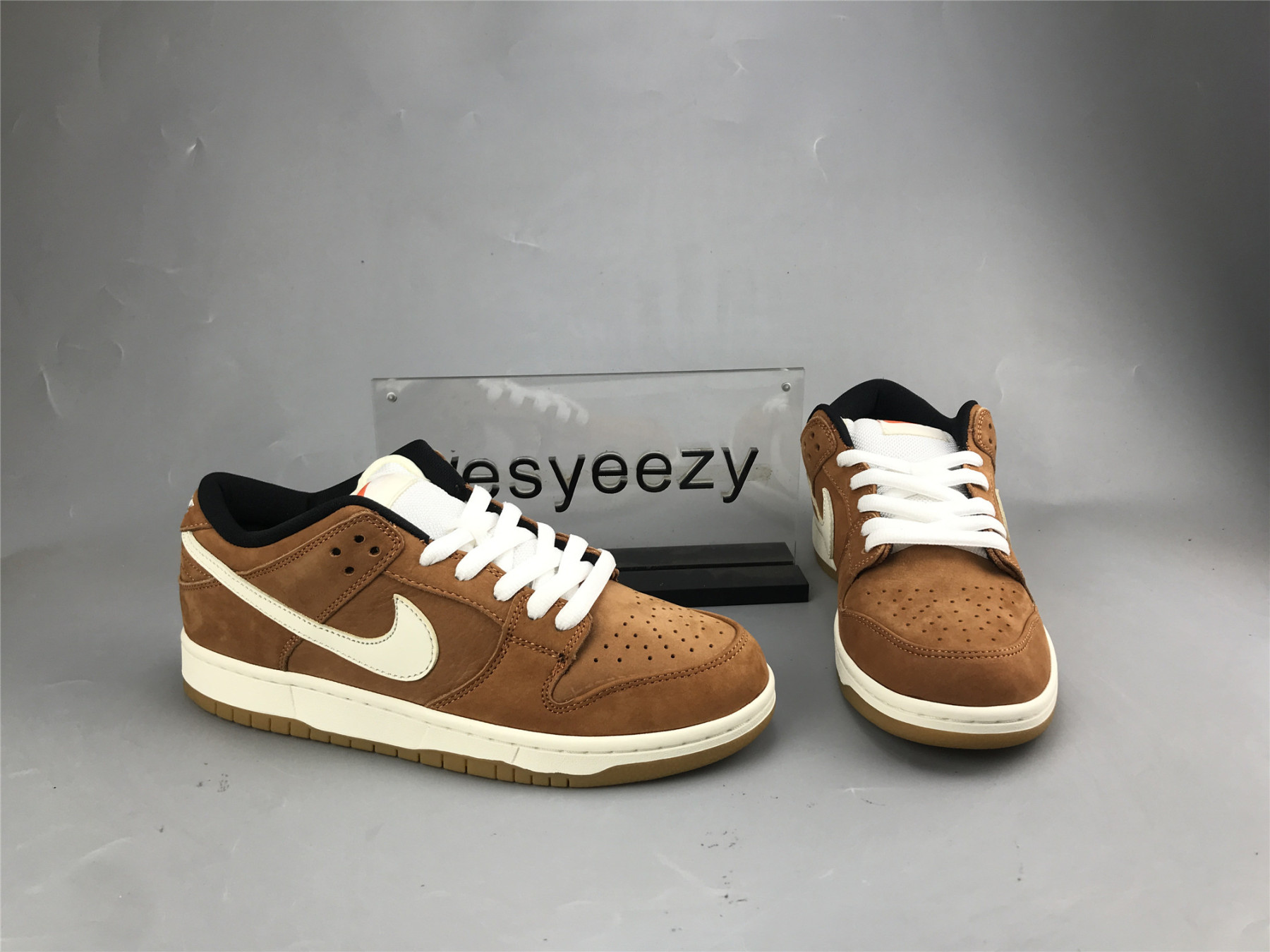 UA NIKE DUNK LOW PRO ISO SB