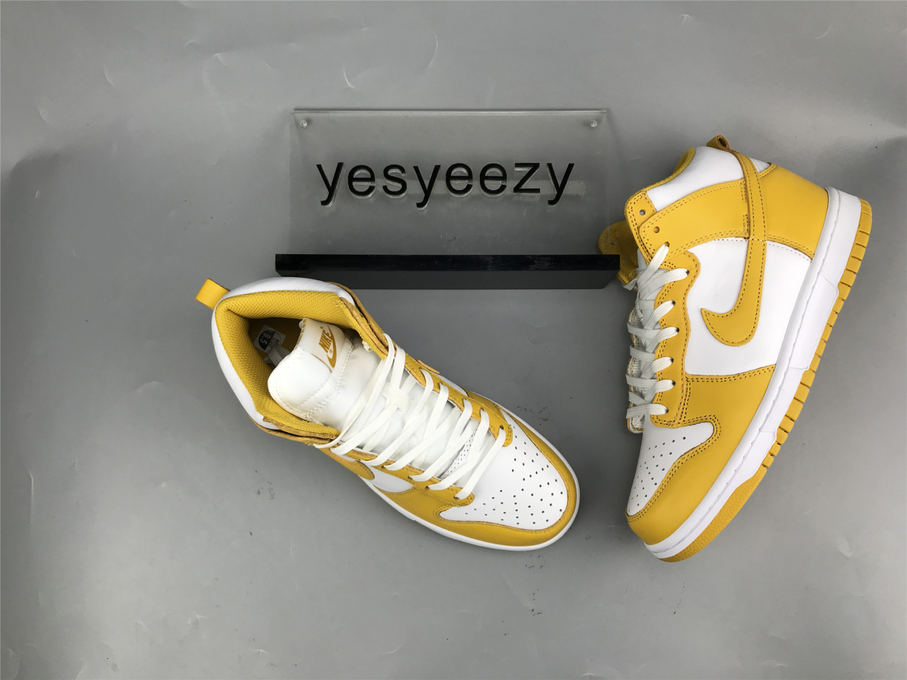 UA NIKE WMNS DUNK HIGH