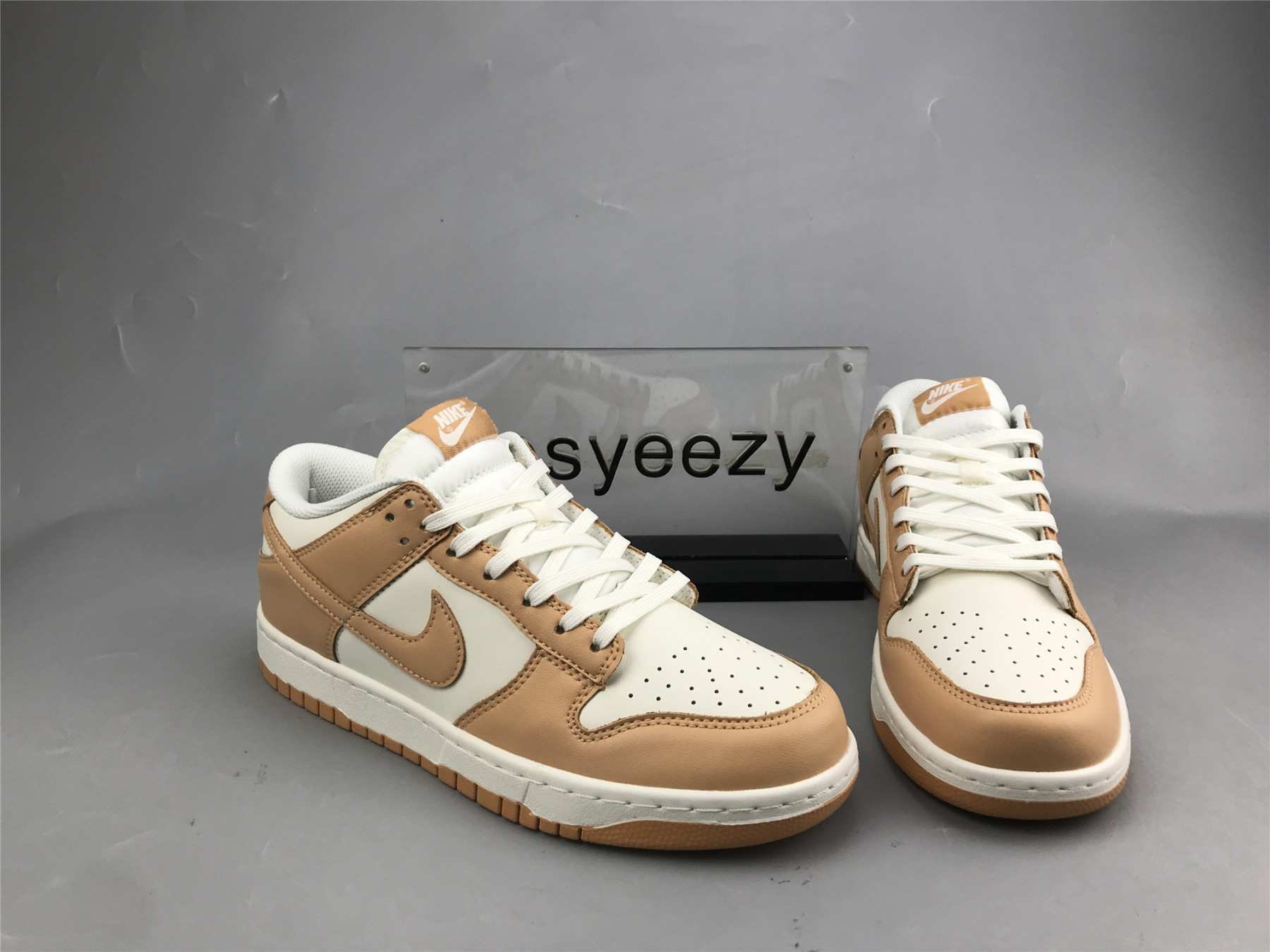 UA NIKE WMNS DUNK LOW