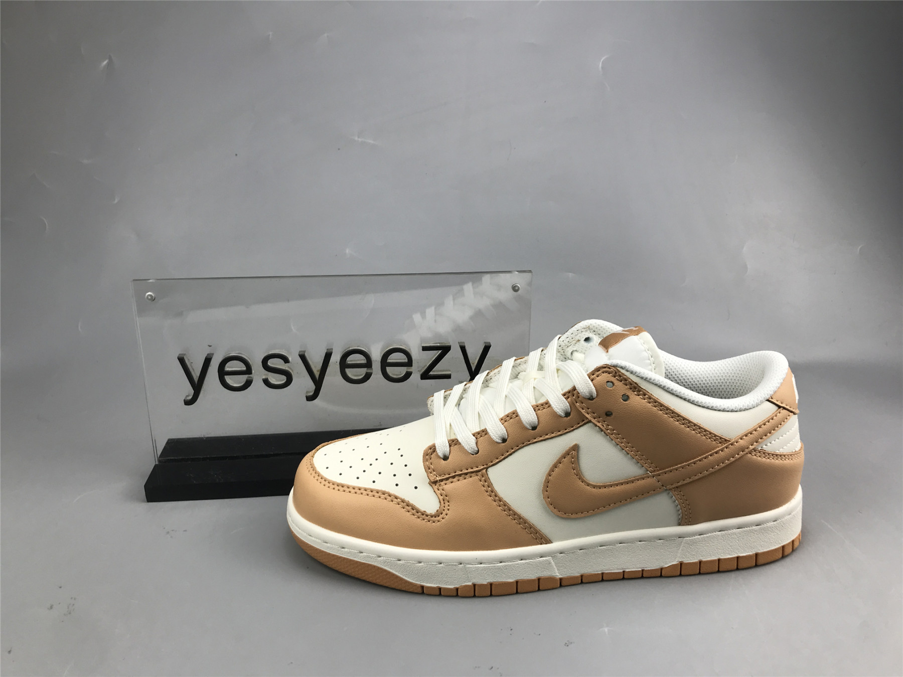UA NIKE WMNS DUNK LOW