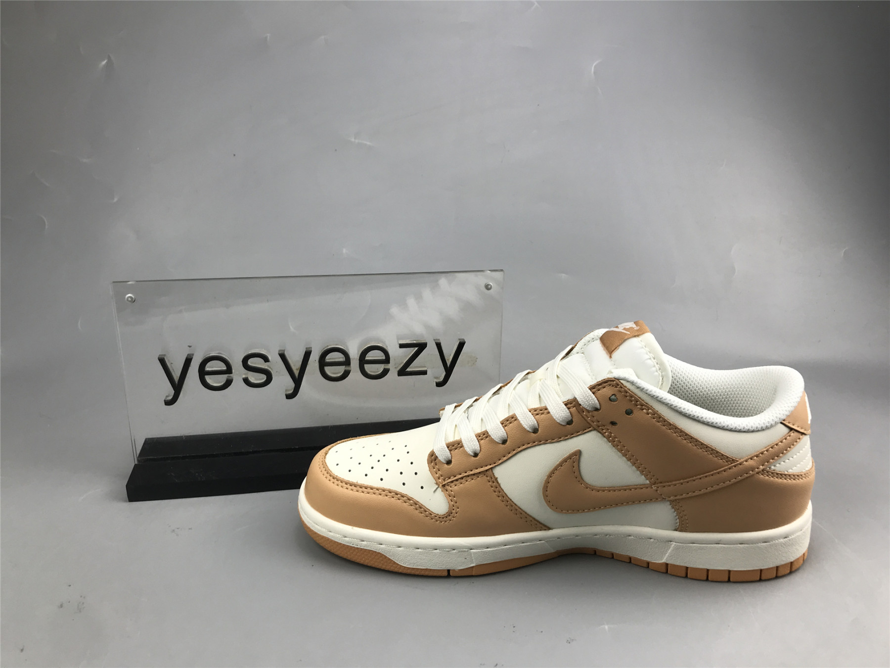 UA NIKE WMNS DUNK LOW