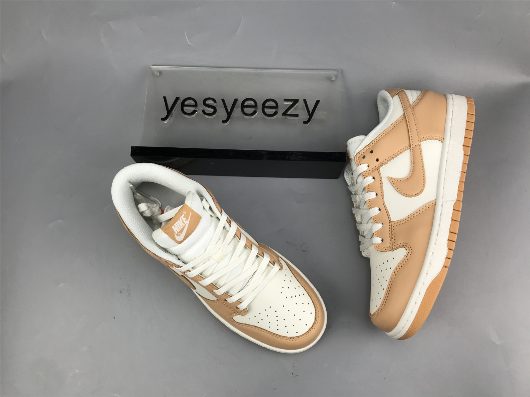 UA NIKE WMNS DUNK LOW