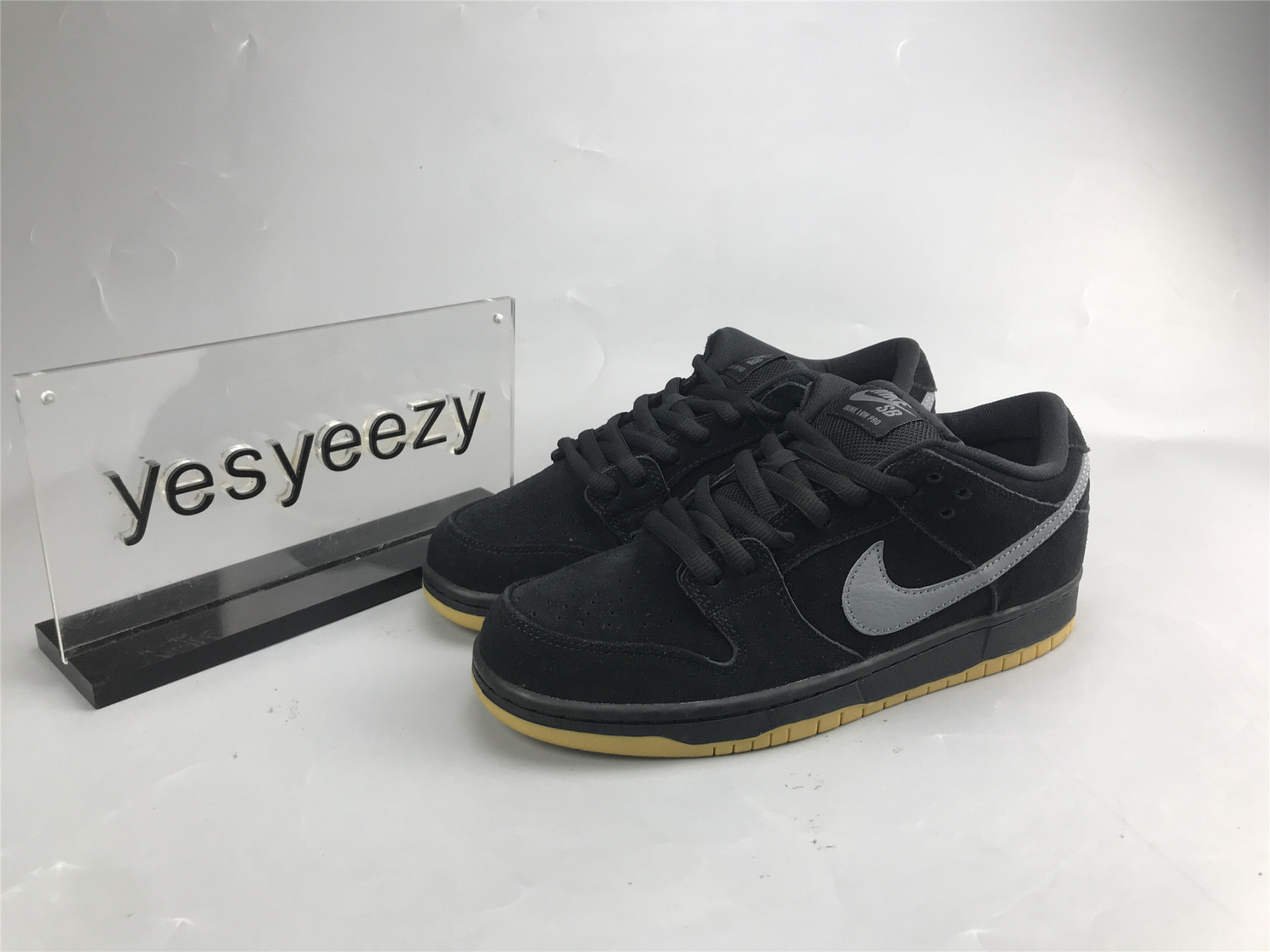UA NIKE DUNK LOW PRO SB