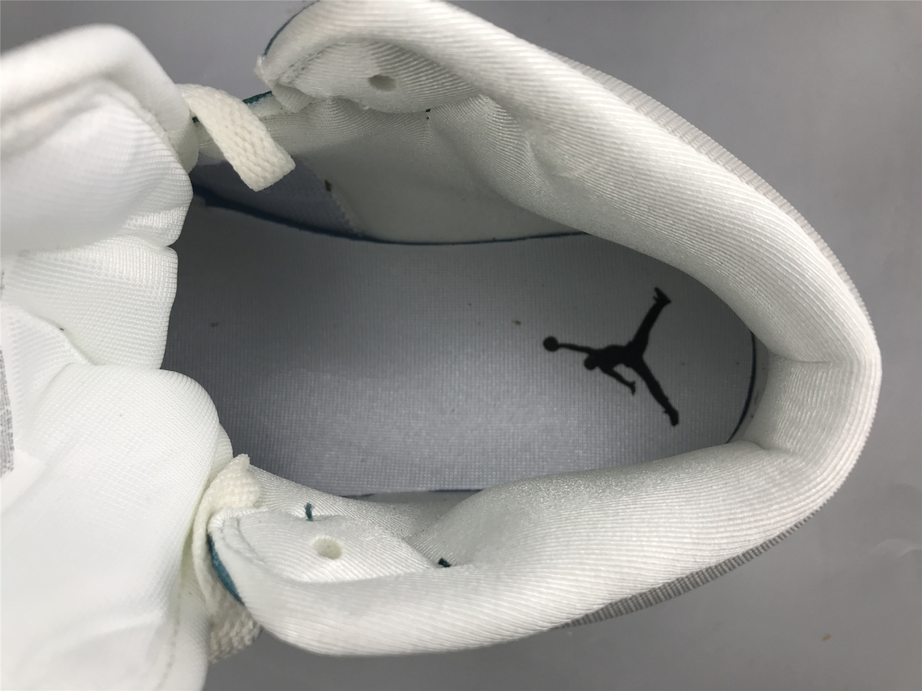 UA WMNS AIR JORDAN 1 MID