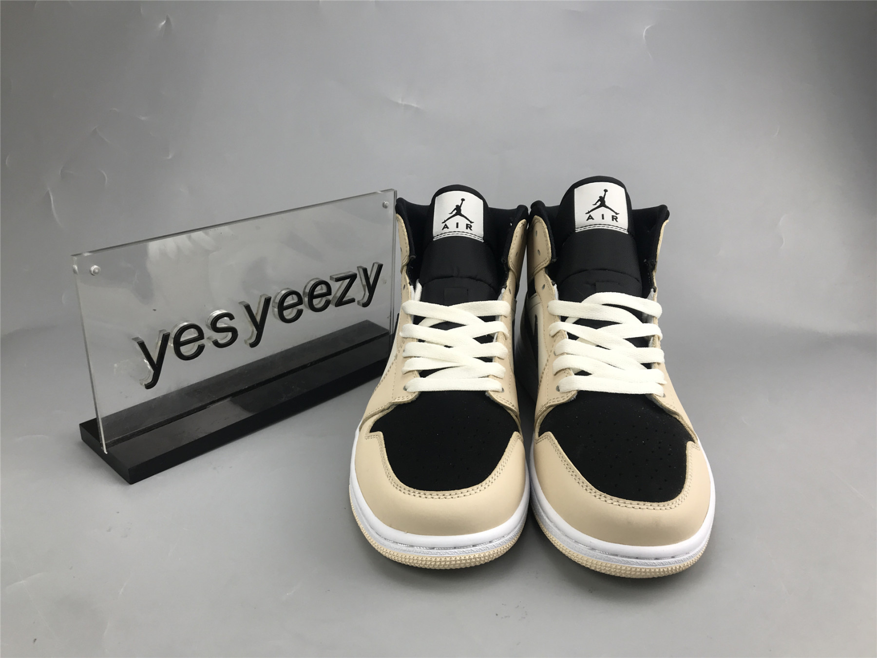 UA WMNS AIR JORDAN 1 MID 