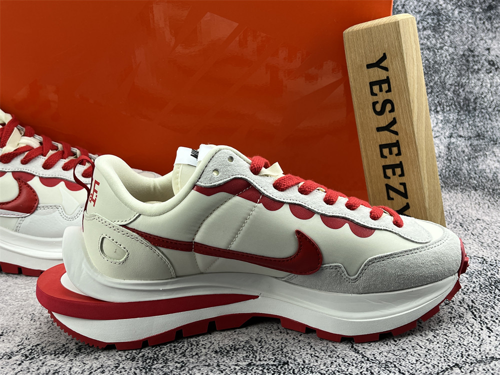 UA NIKE VAPORWAFFLE SACAI SAIL