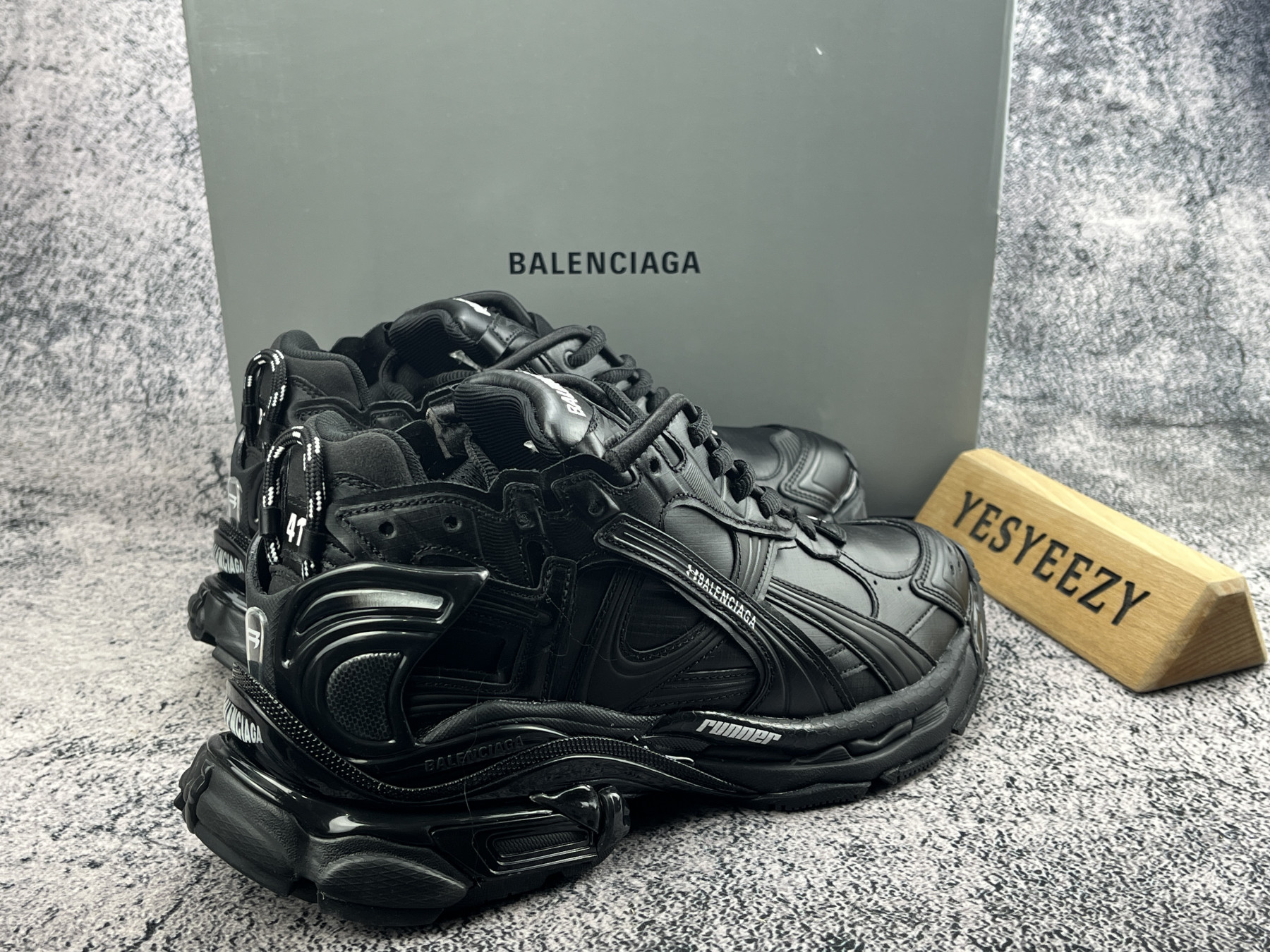 ua Ba1en*iaga runner sneaker