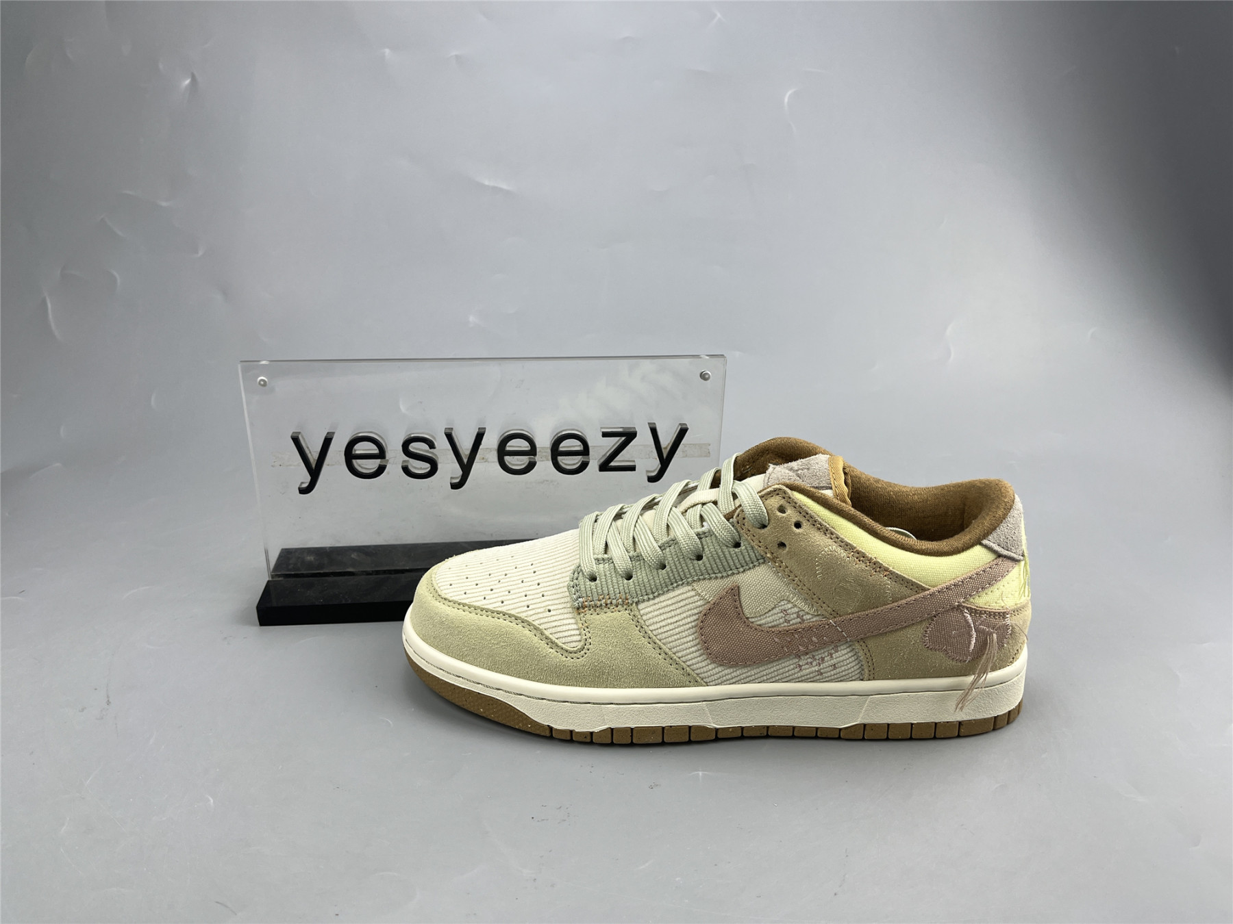 UA NIKE WMNS DUNK LOW