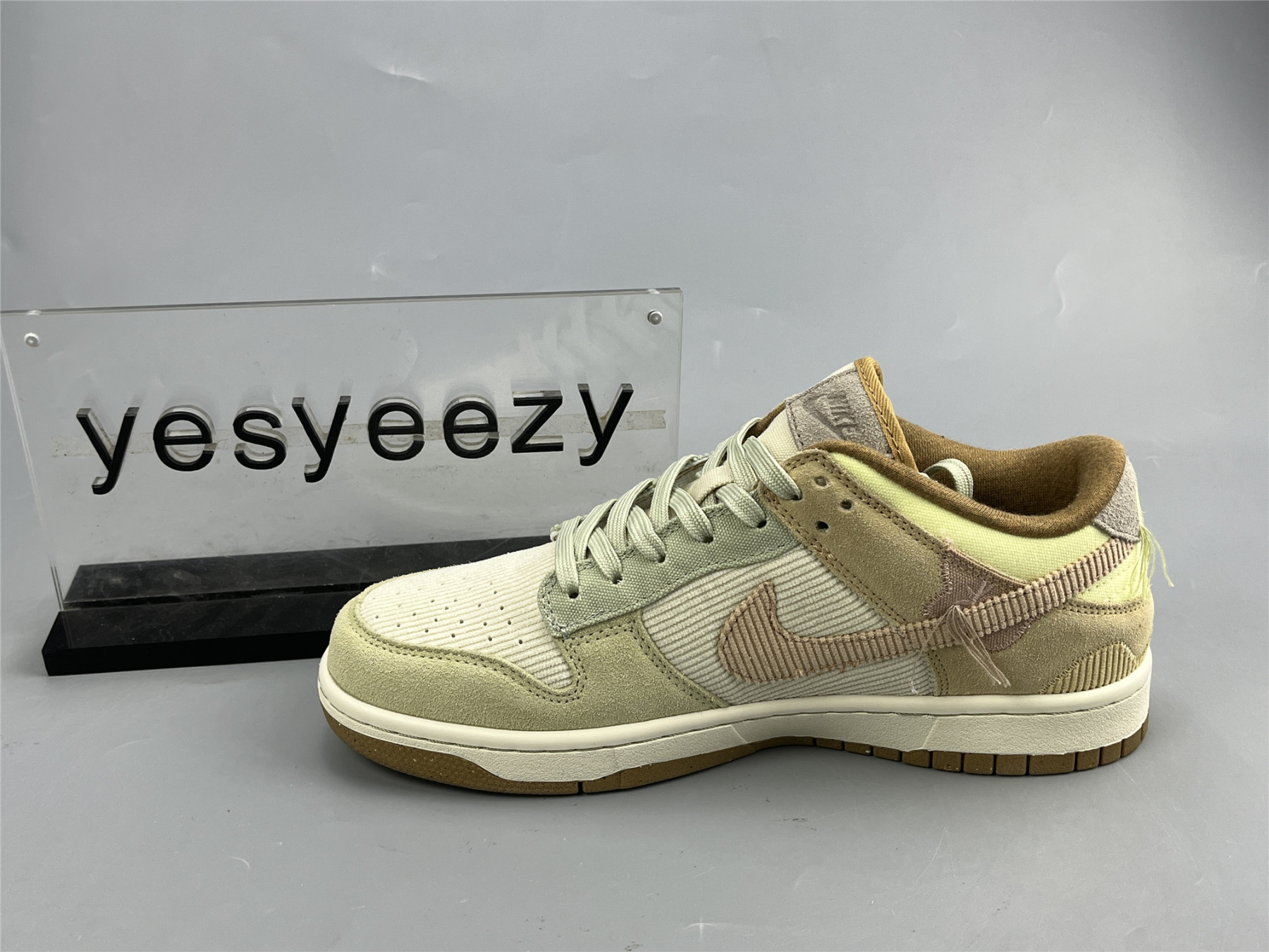UA NIKE WMNS DUNK LOW
