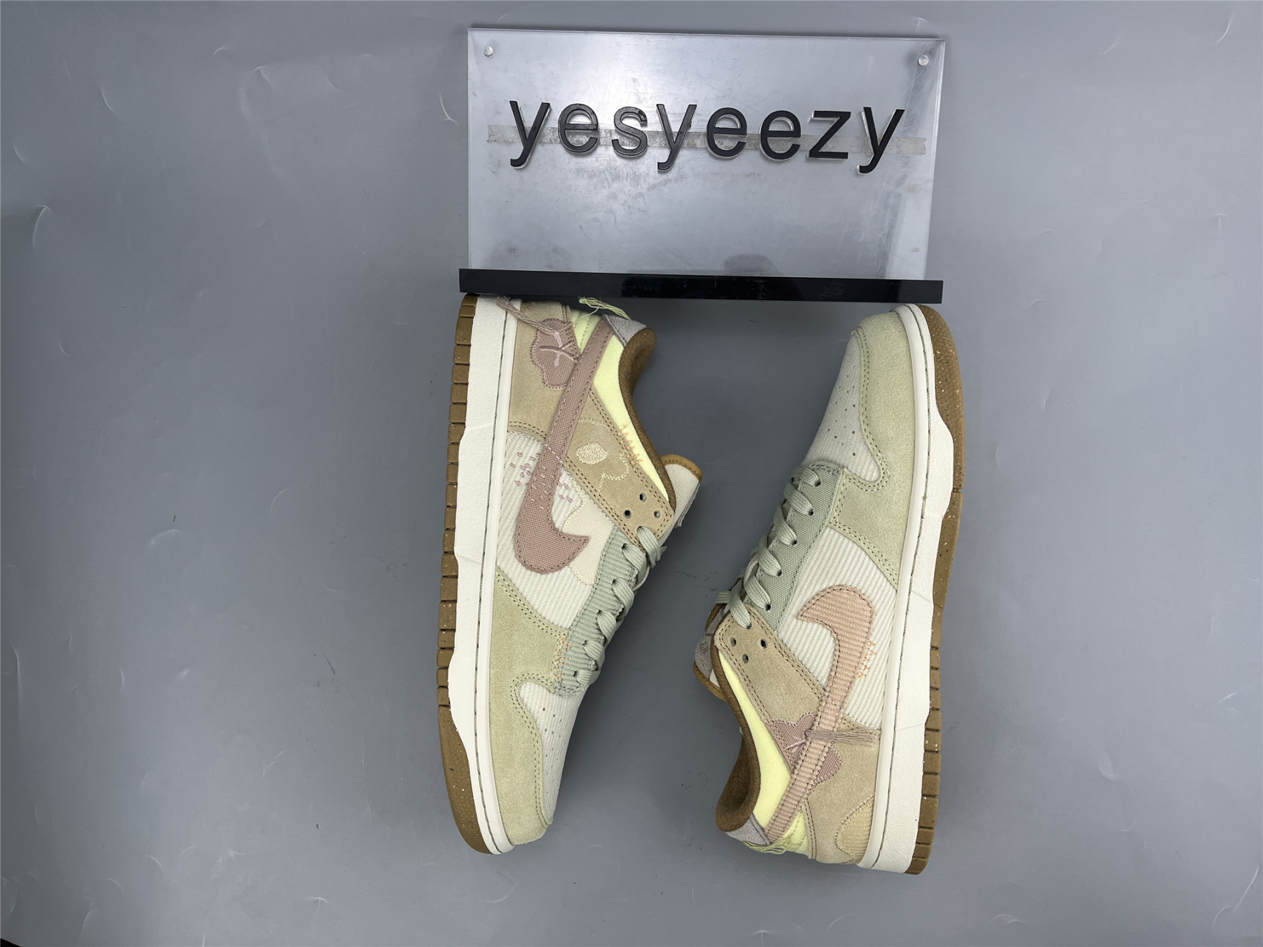UA NIKE WMNS DUNK LOW