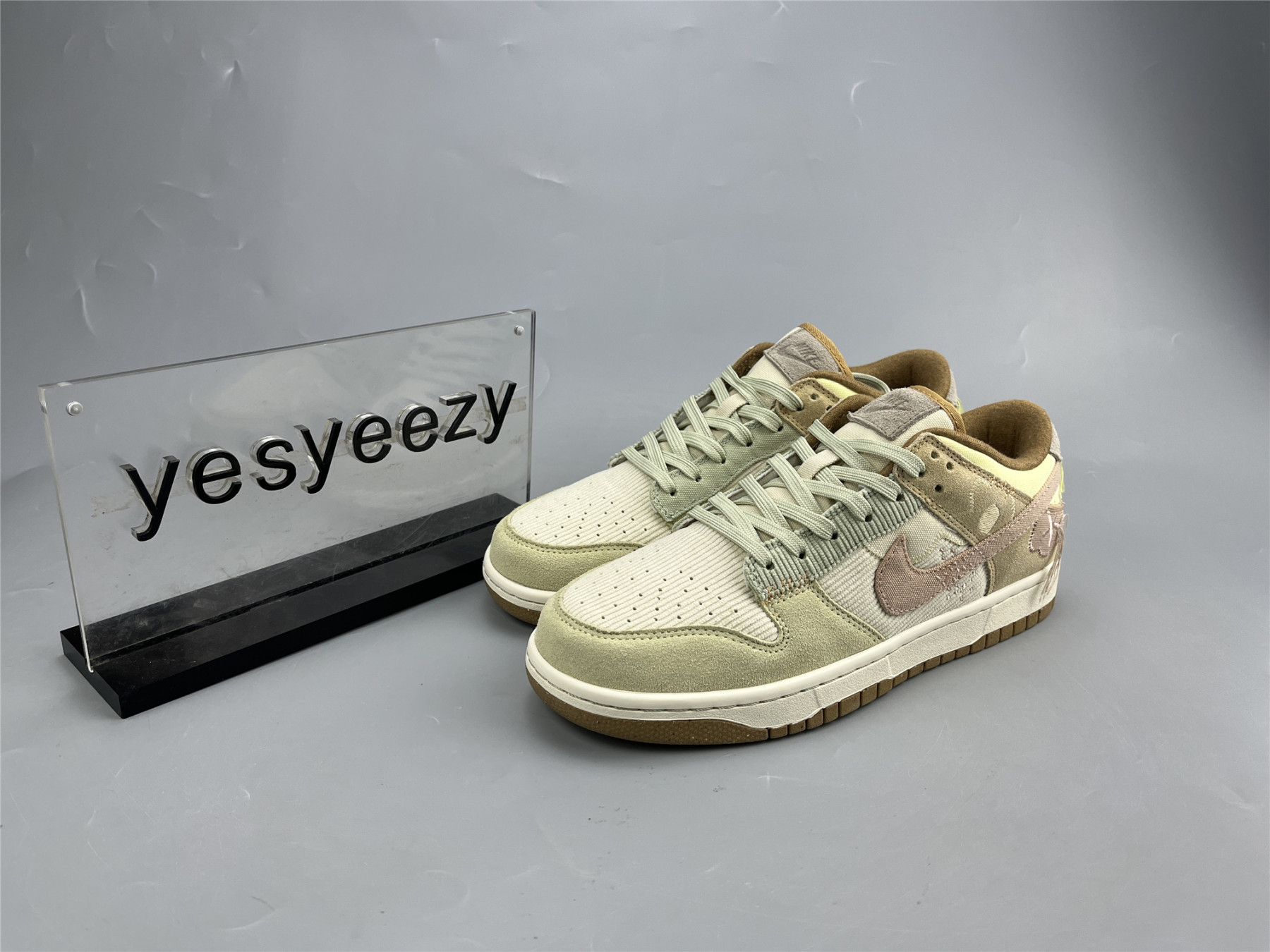 UA NIKE WMNS DUNK LOW