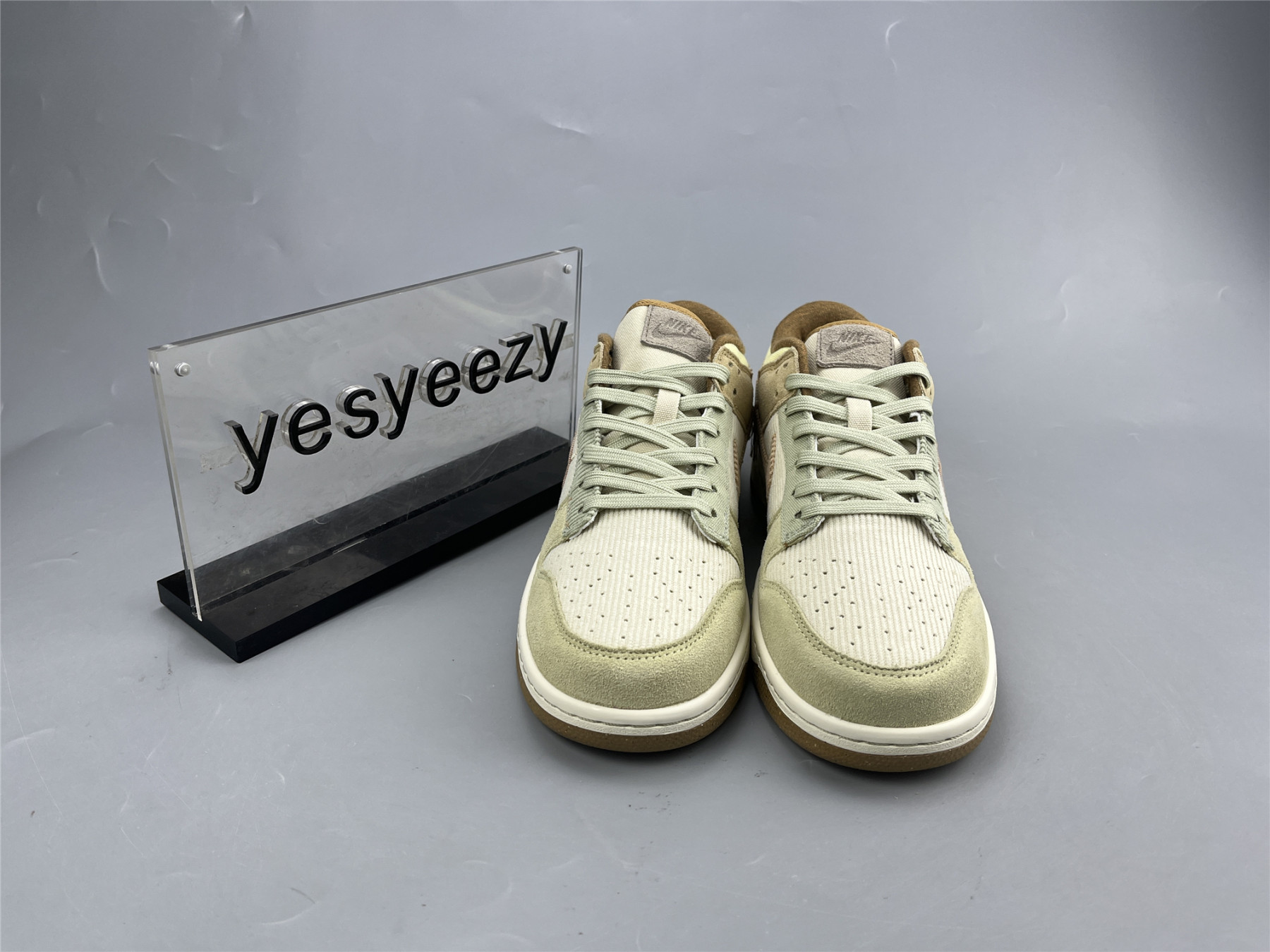 UA NIKE WMNS DUNK LOW