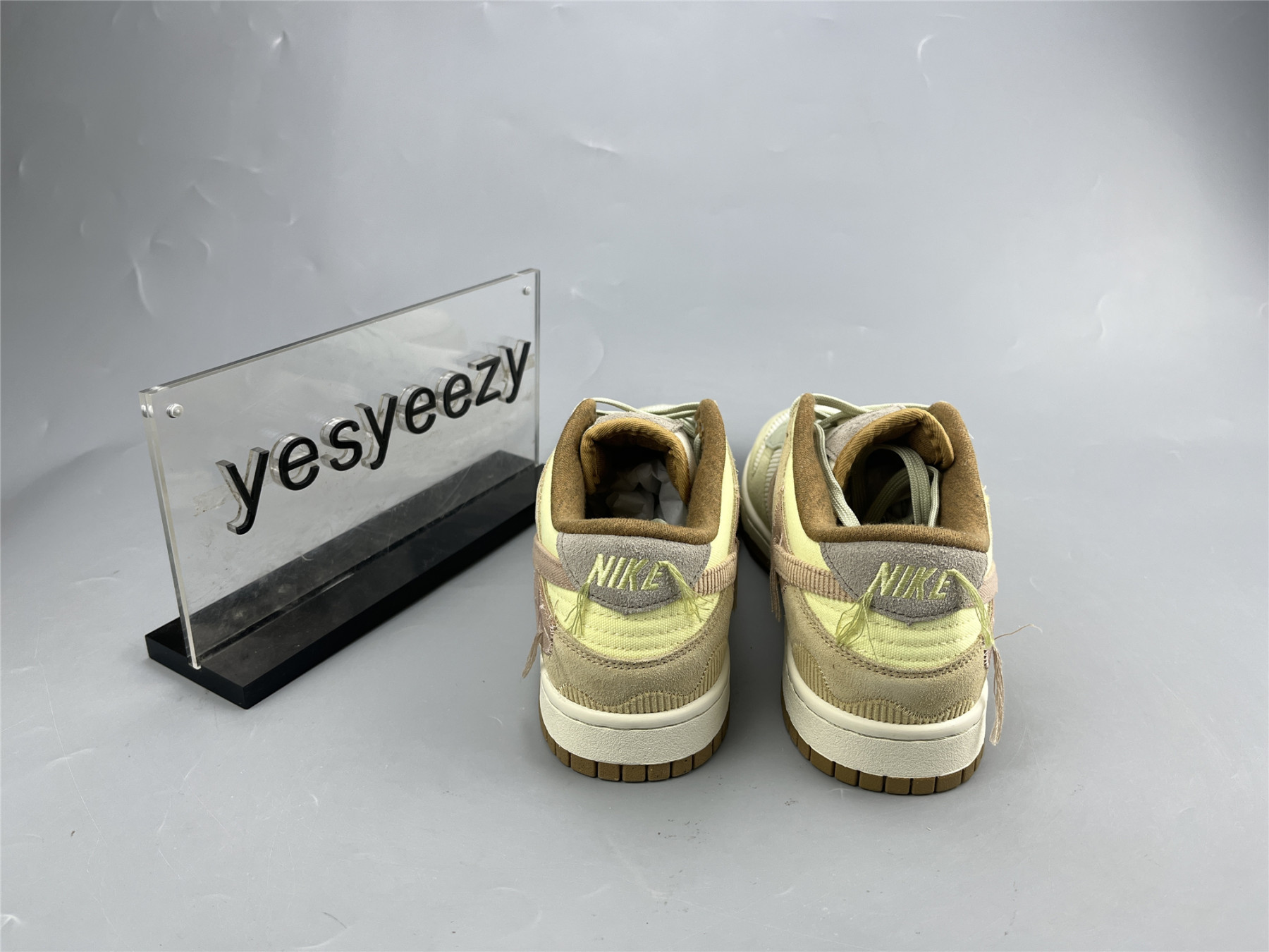 UA NIKE WMNS DUNK LOW