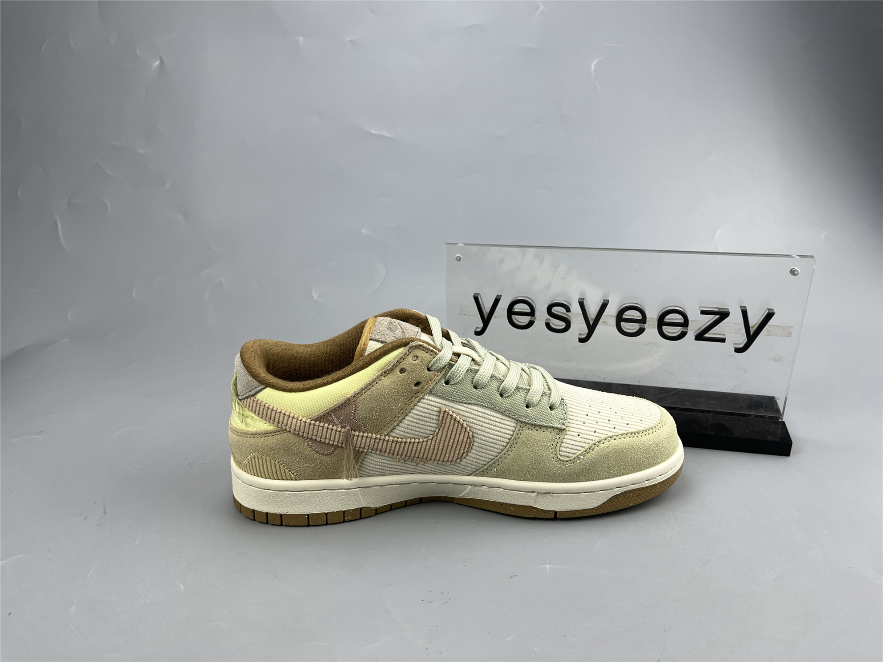 UA NIKE WMNS DUNK LOW