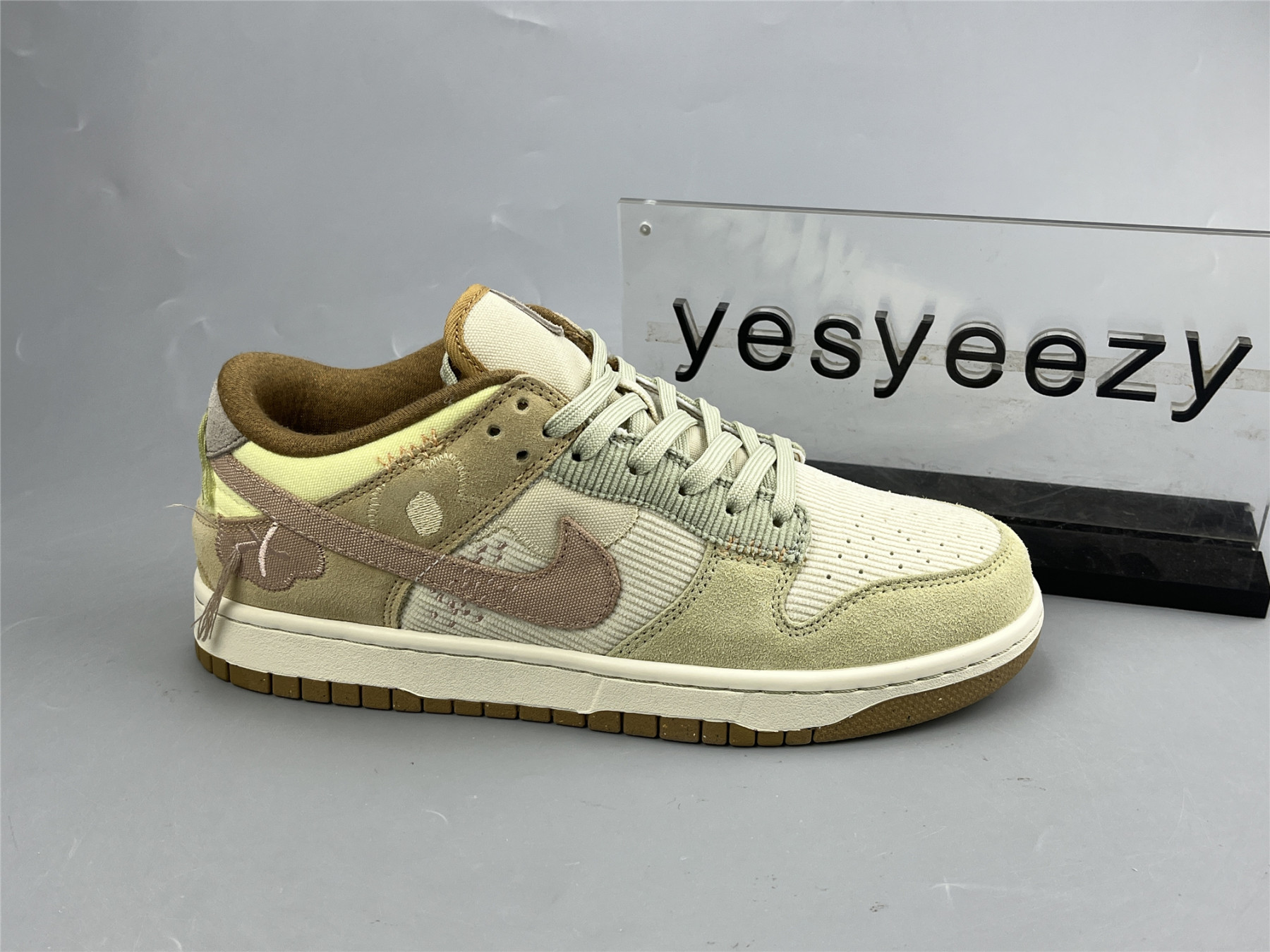 UA NIKE WMNS DUNK LOW