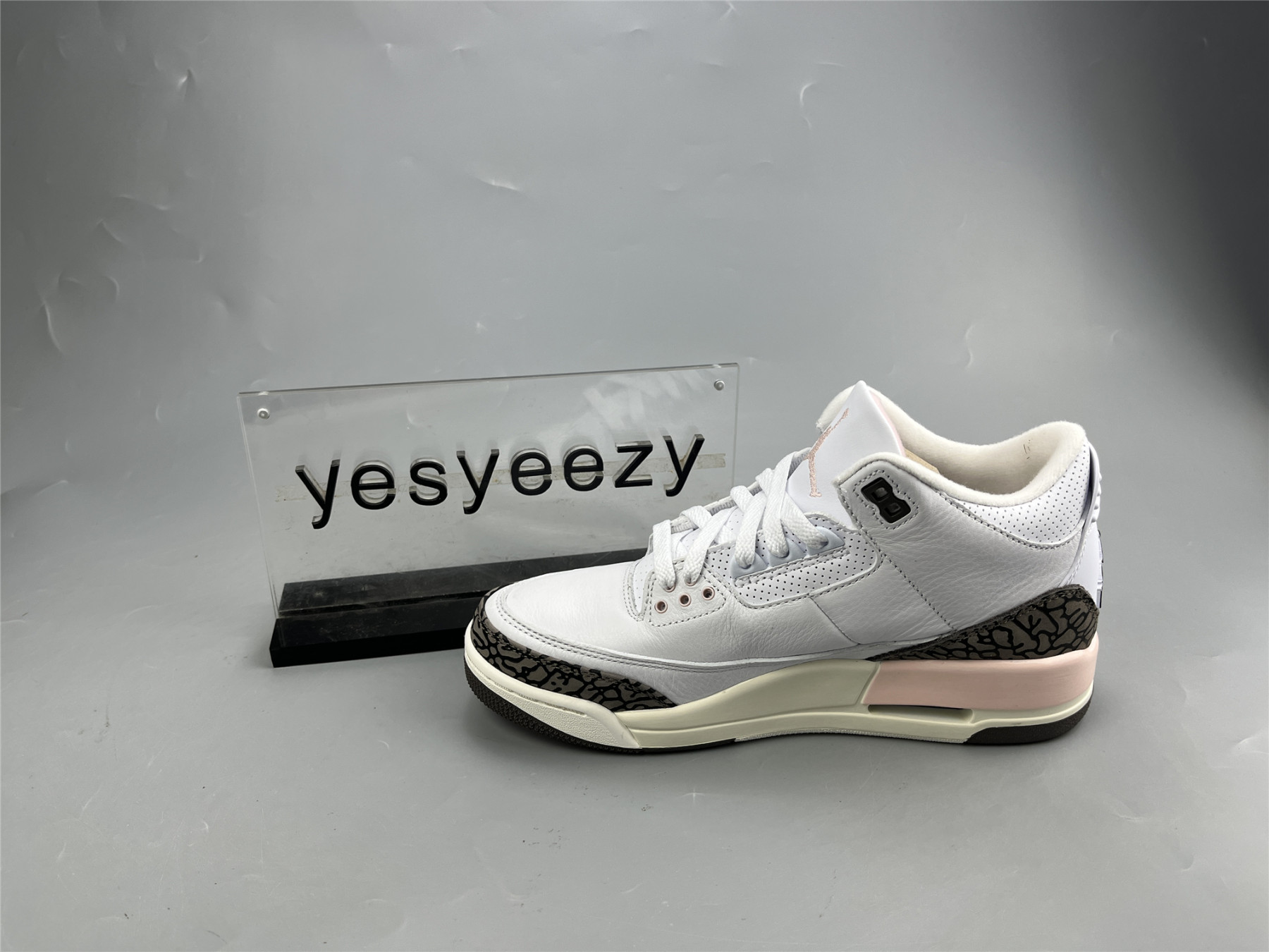 UA WMNS AIR JORDAN 3 RETRO