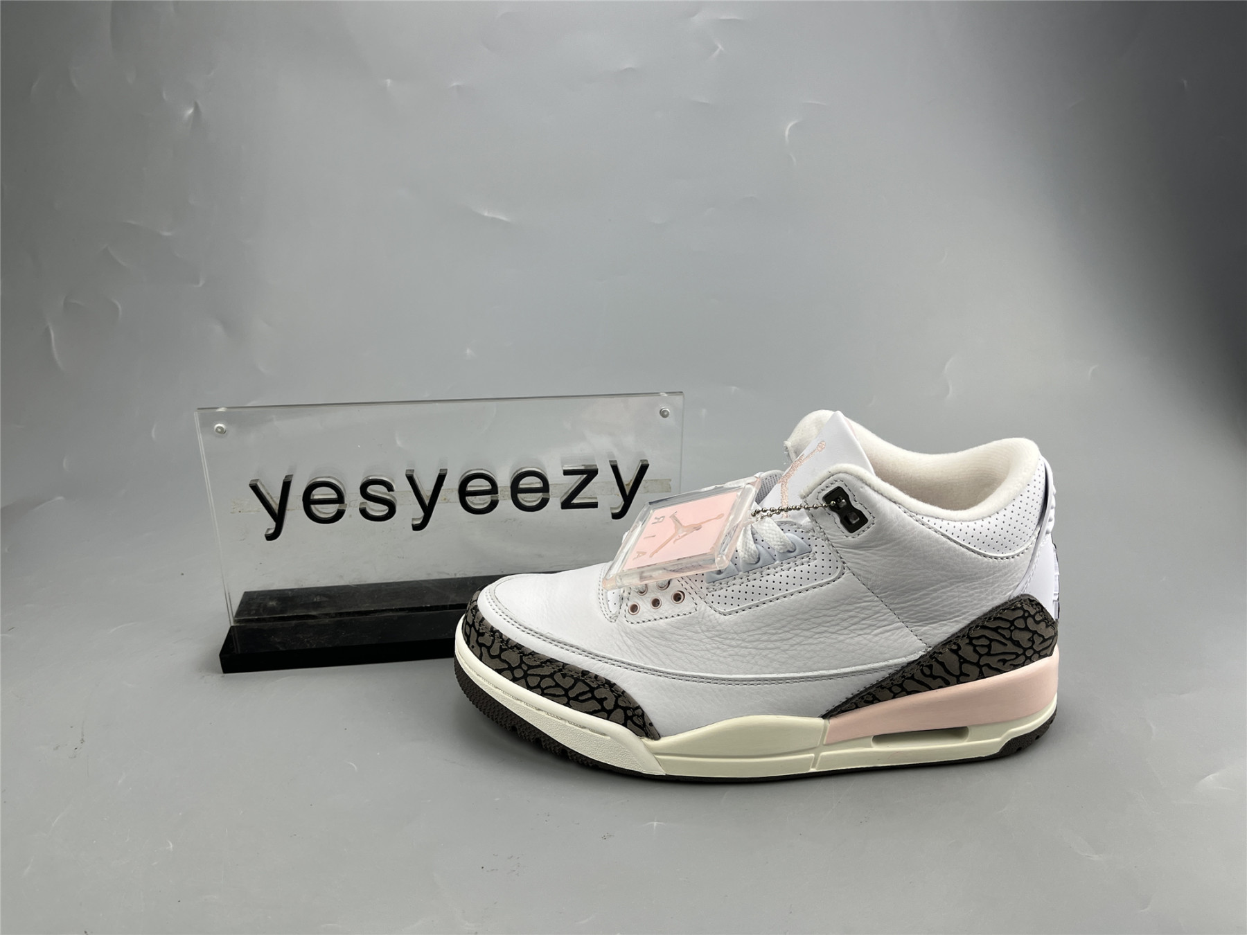 UA WMNS AIR JORDAN 3 RETRO
