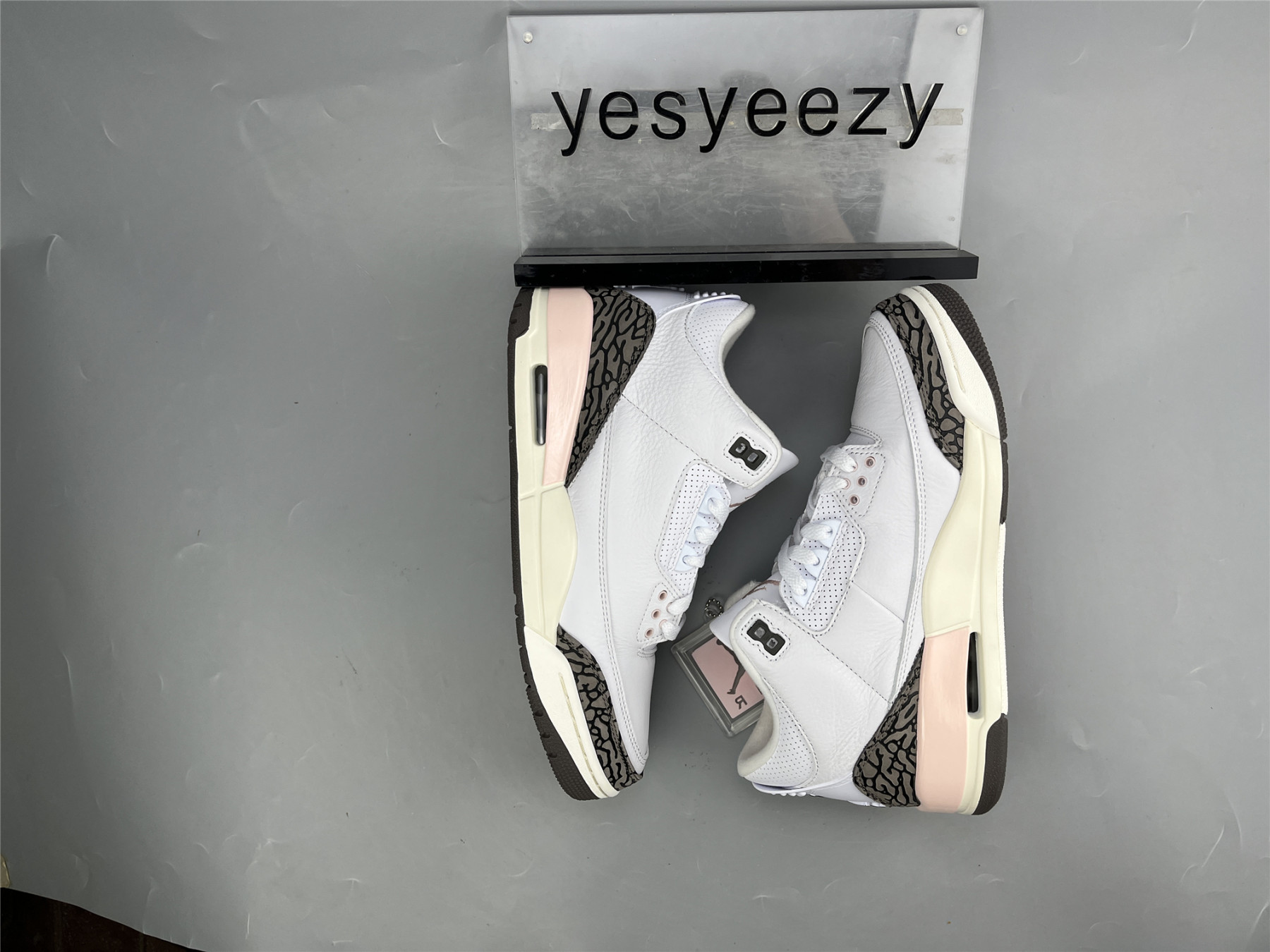 UA WMNS AIR JORDAN 3 RETRO