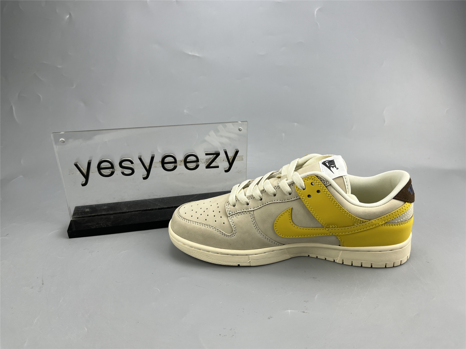 UA NIKE WMNS DUNK LOW LX