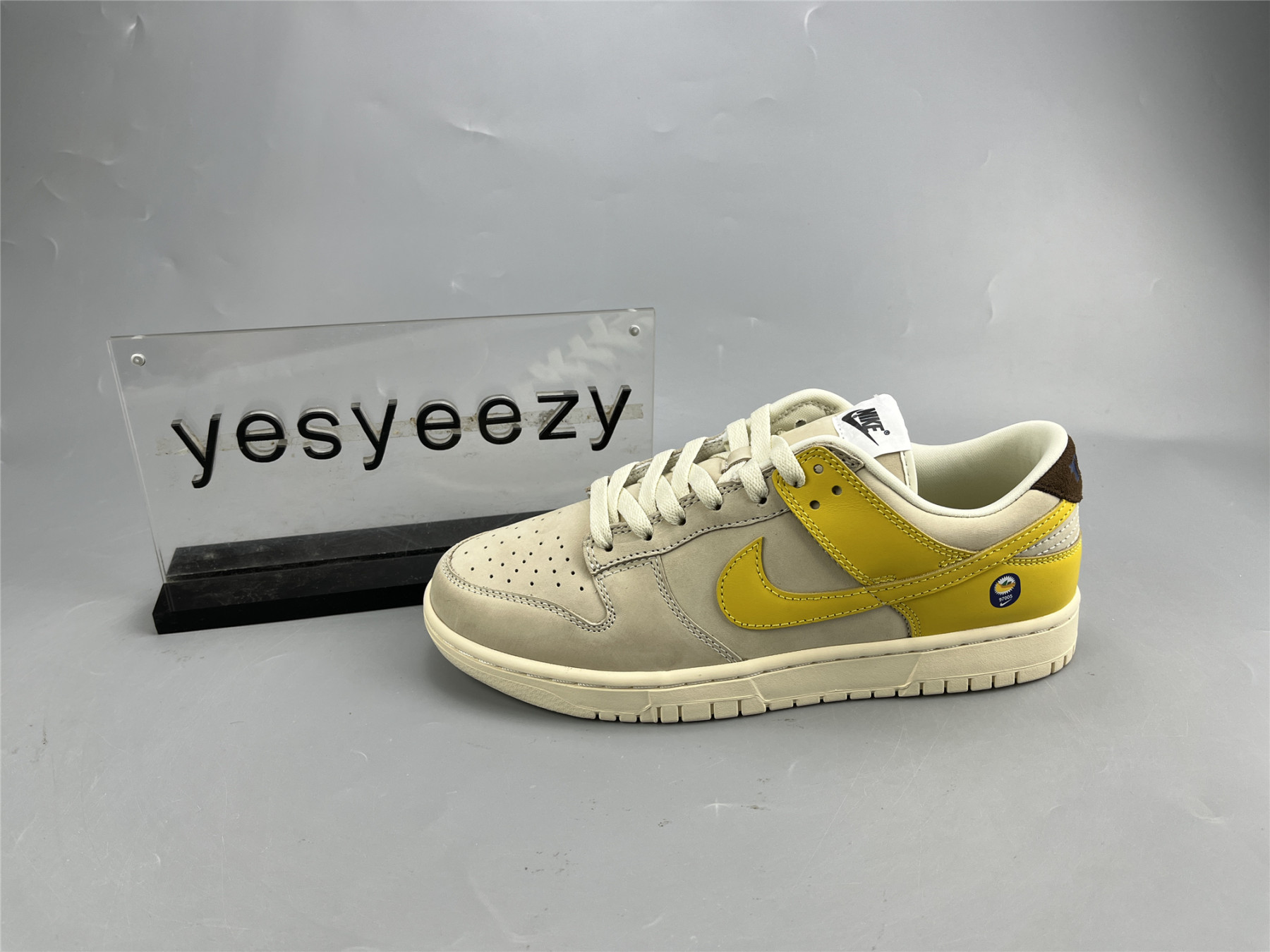 UA NIKE WMNS DUNK LOW LX