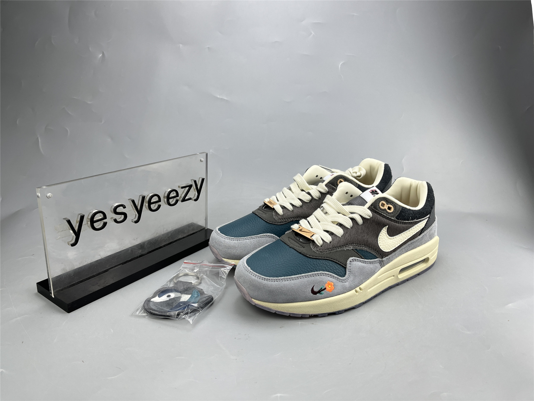 UA NIKE KASINA X AIR MAX 1 SP 