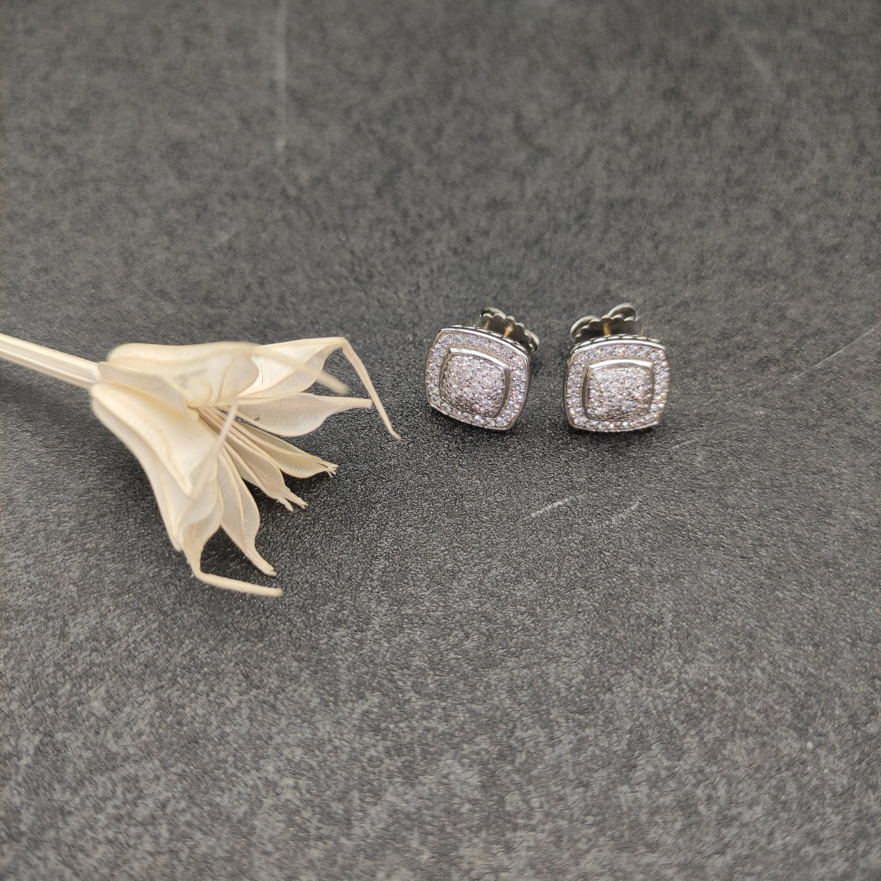 dau1d Yvrm*n square d1am0nd earrings