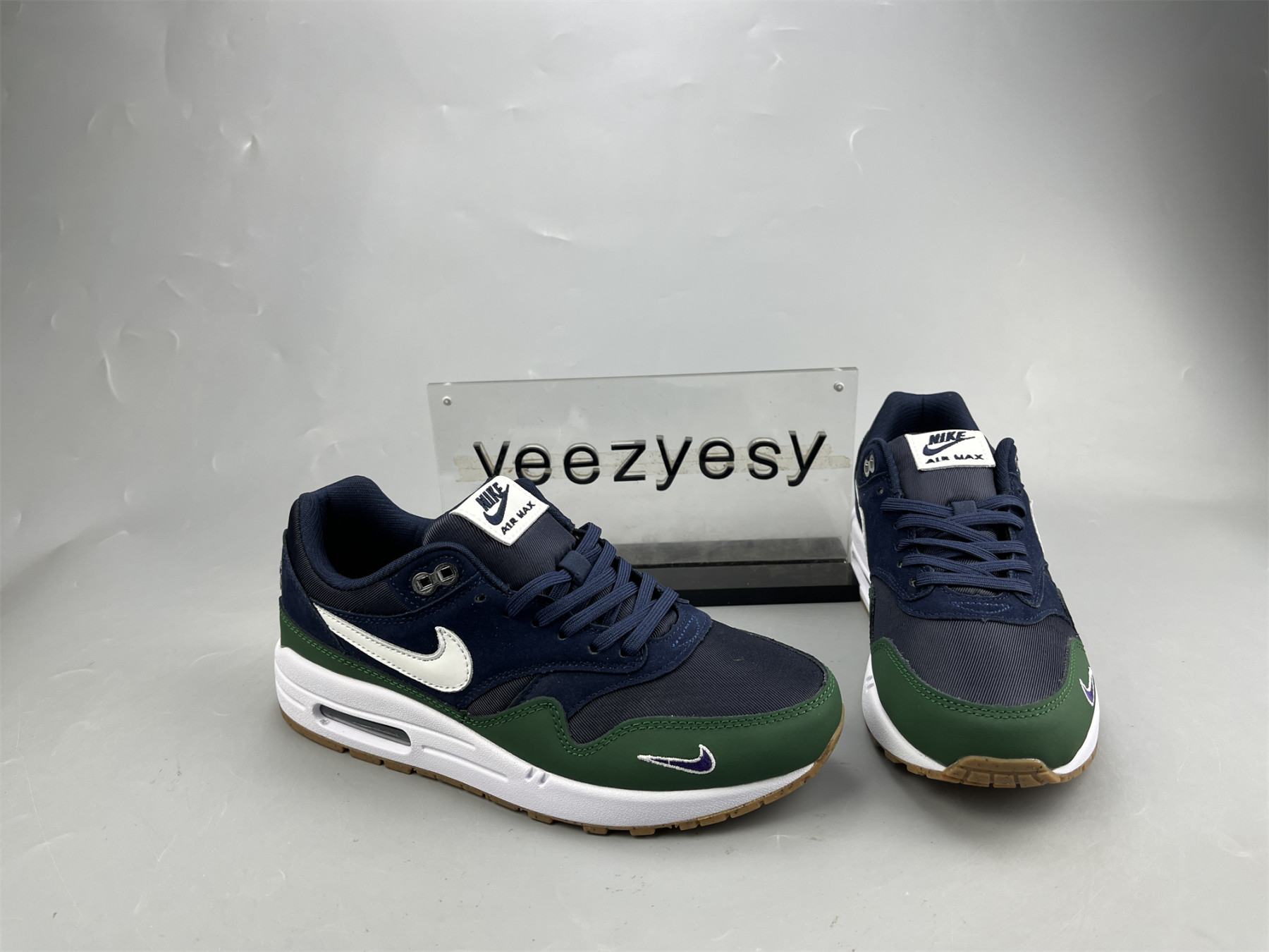 UA NIKE WMNS AIR MAX 1 QS