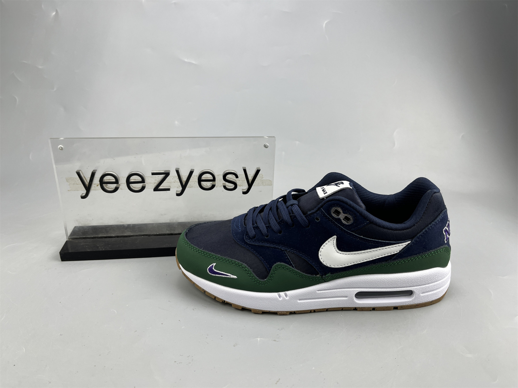 UA NIKE WMNS AIR MAX 1 QS