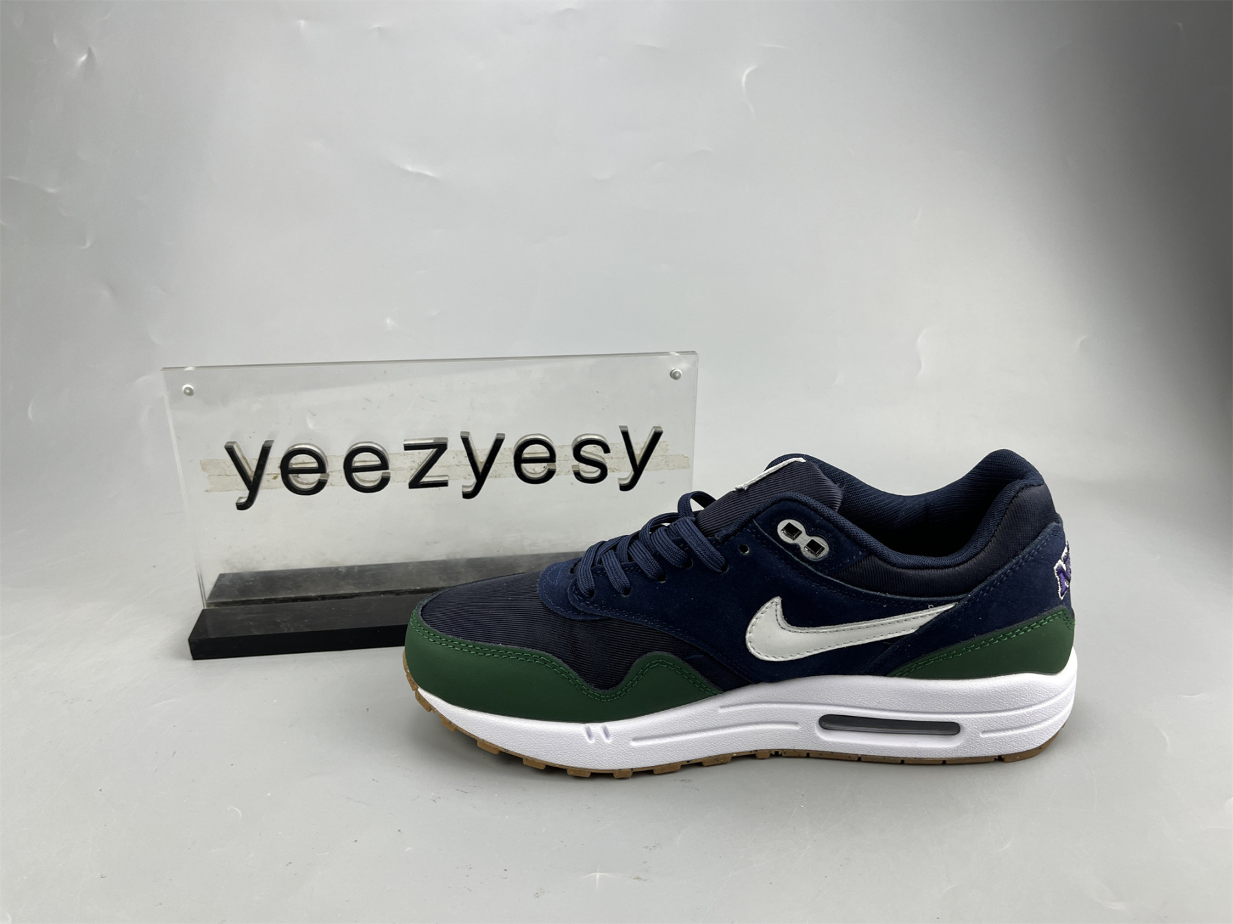 UA NIKE WMNS AIR MAX 1 QS