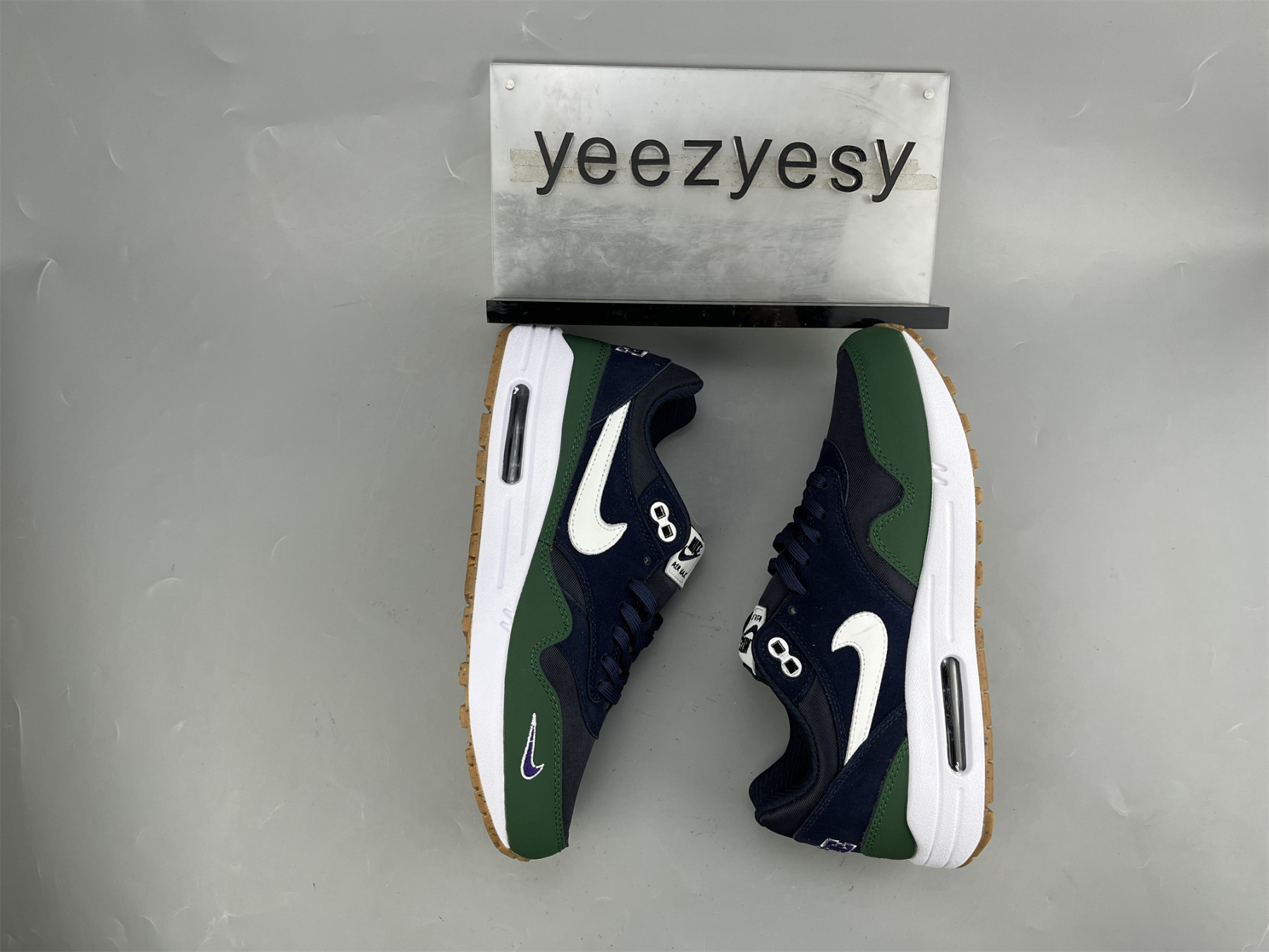 UA NIKE WMNS AIR MAX 1 QS