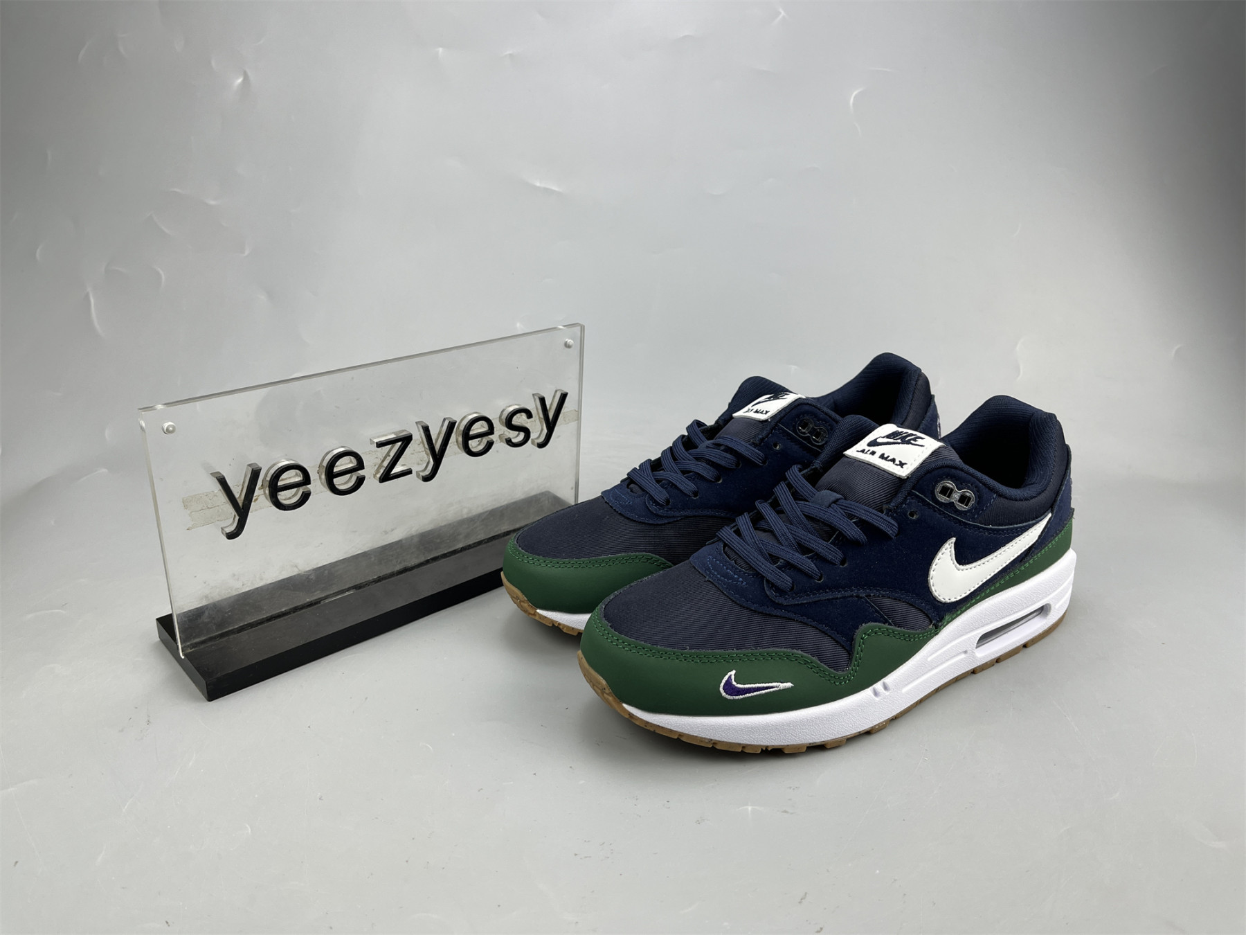 UA NIKE WMNS AIR MAX 1 QS