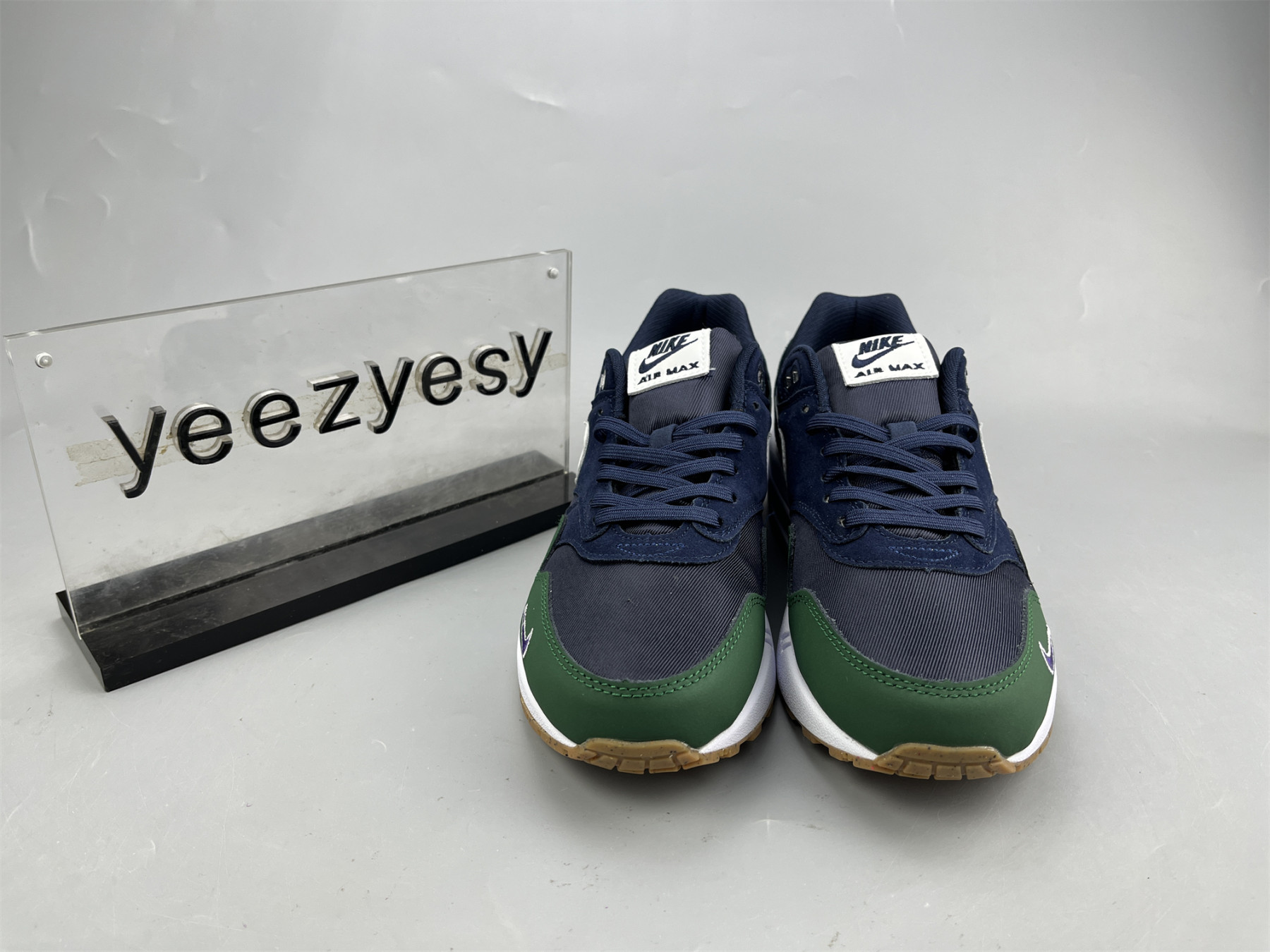 UA NIKE WMNS AIR MAX 1 QS