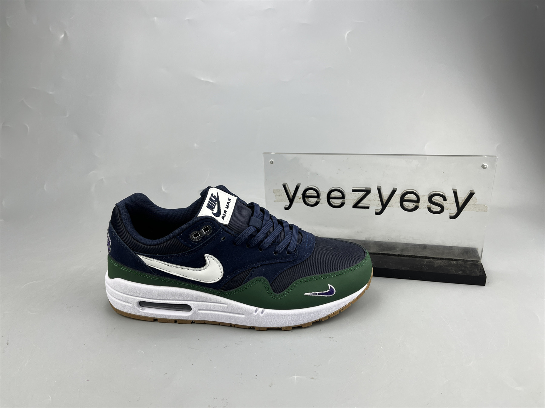 UA NIKE WMNS AIR MAX 1 QS