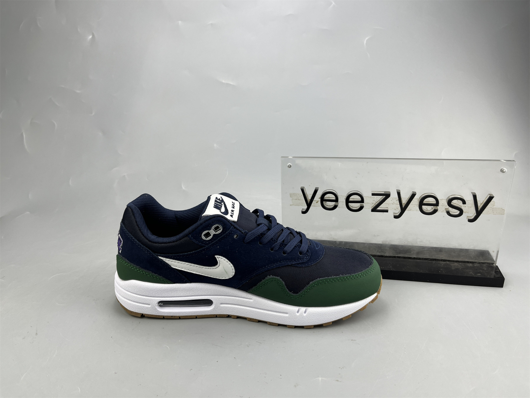UA NIKE WMNS AIR MAX 1 QS